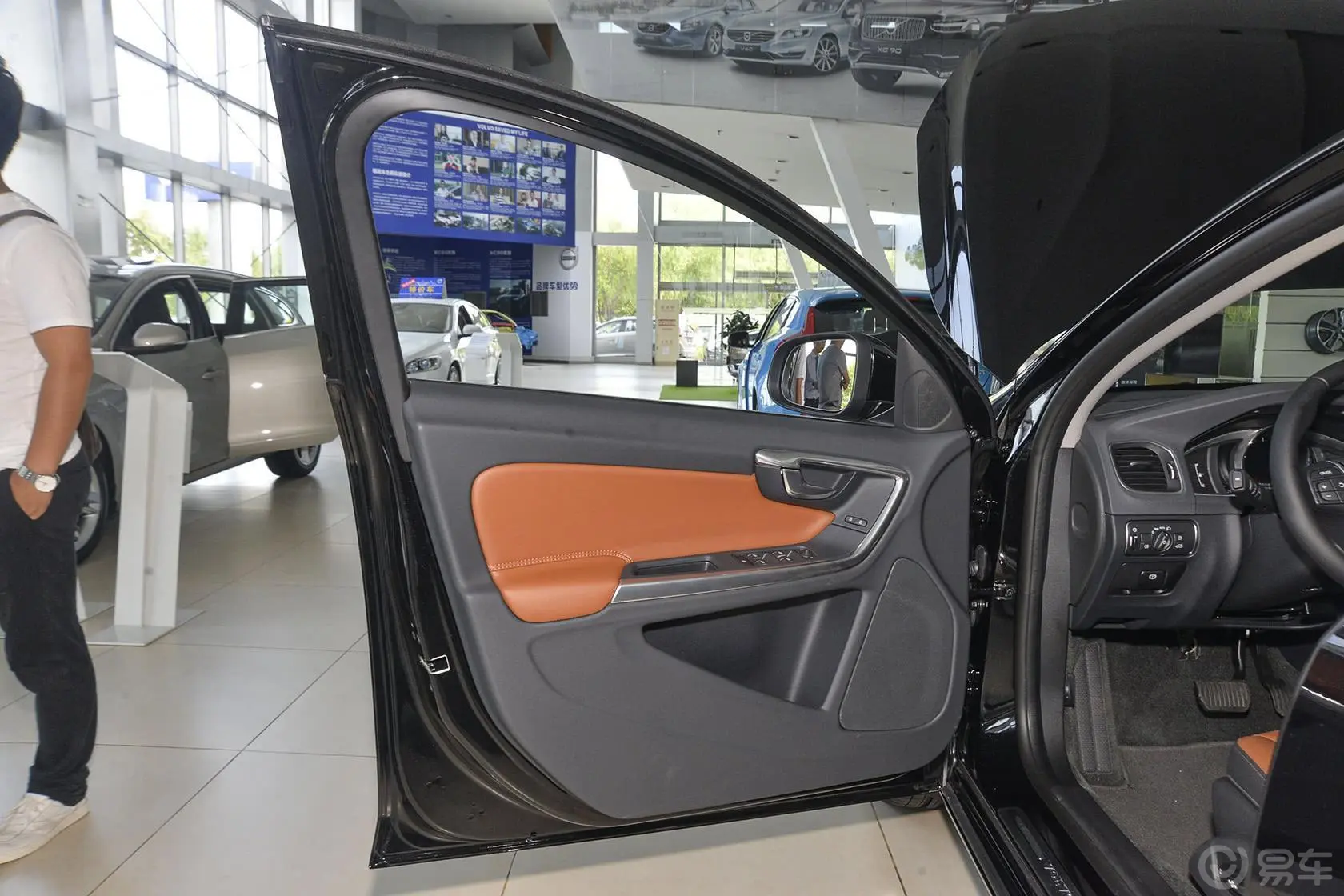 沃尔沃S60T4 智远版驾驶员侧车门内门板