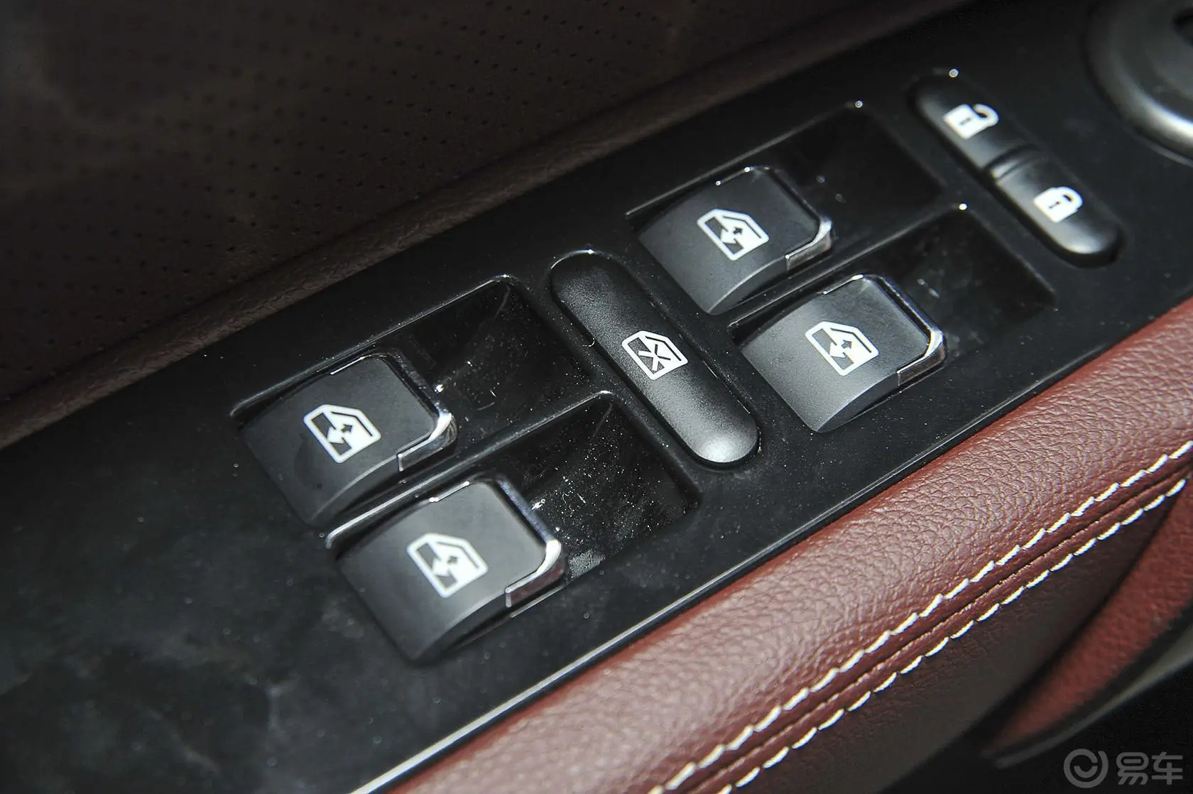 众泰T600运动版 2.0T 双离合 尊贵版车窗升降键