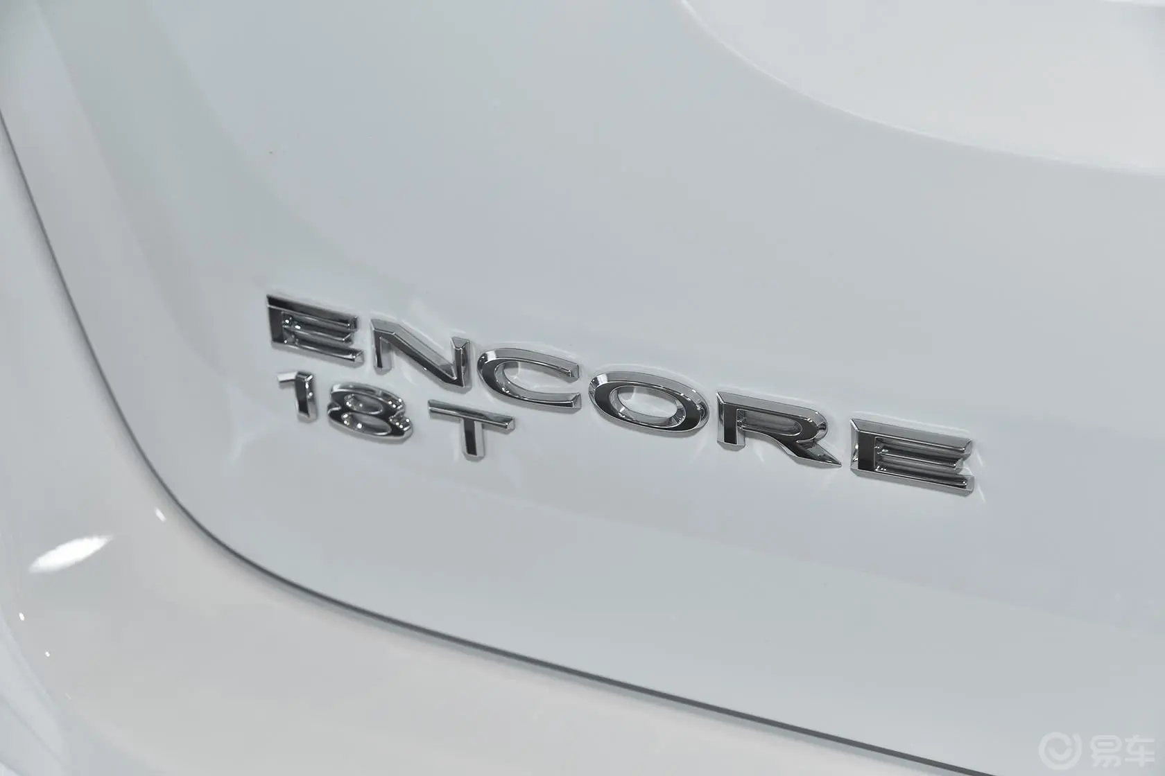 昂科拉18T 自动 两驱 都市精英型尾标