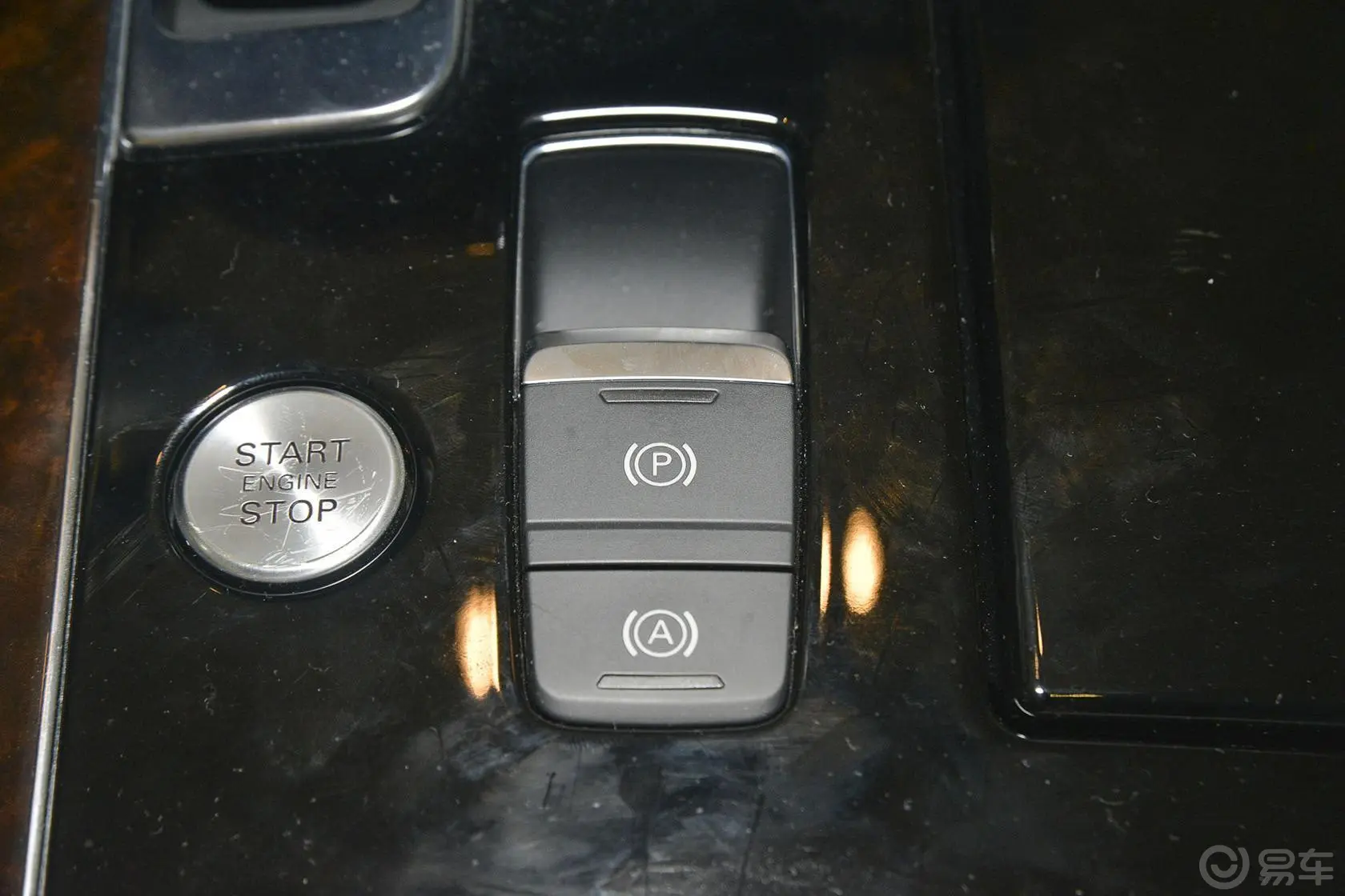 奥迪A8A8L 50 TFSI quattro 尊贵型驻车制动（手刹，电子，脚刹）