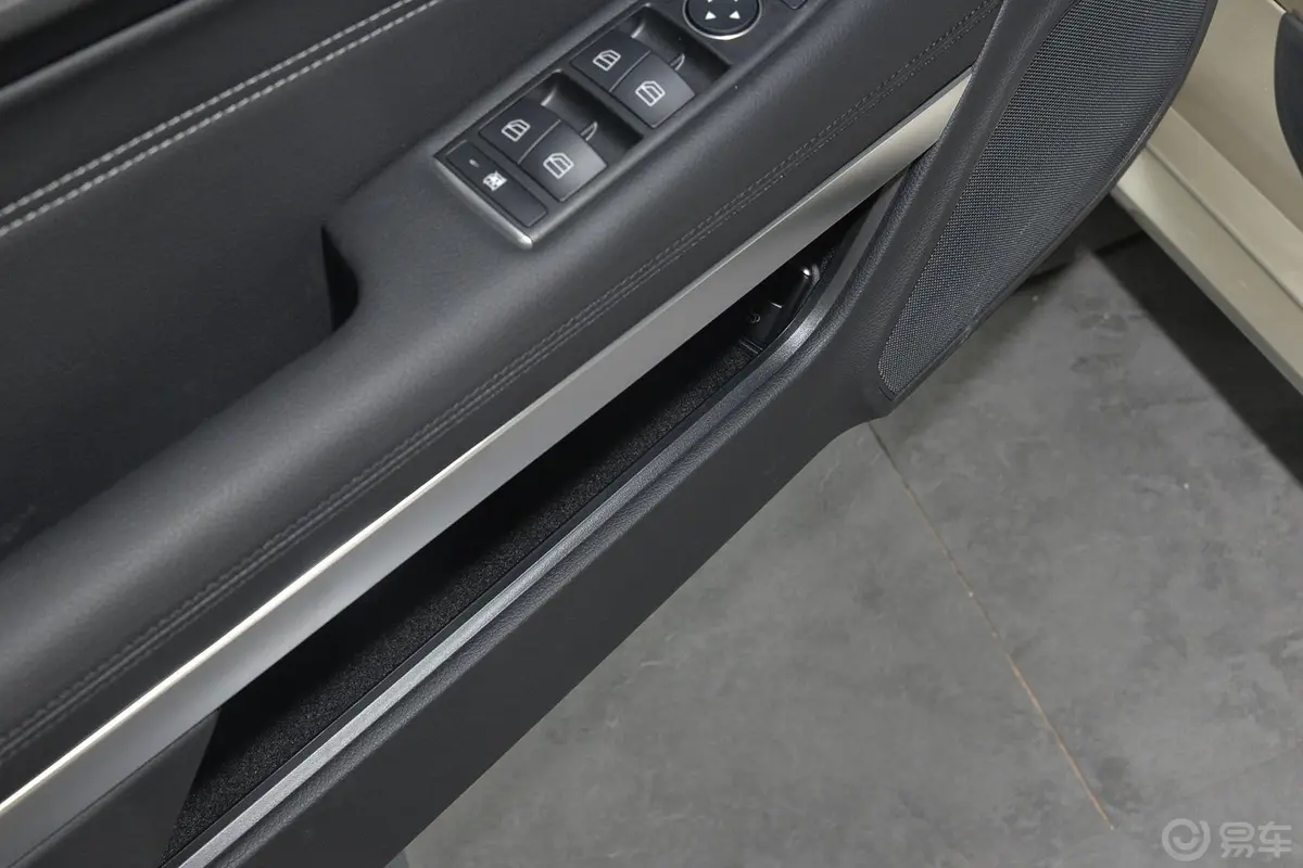 奔驰E级(进口)E200 Coupe驾驶员门储物盒
