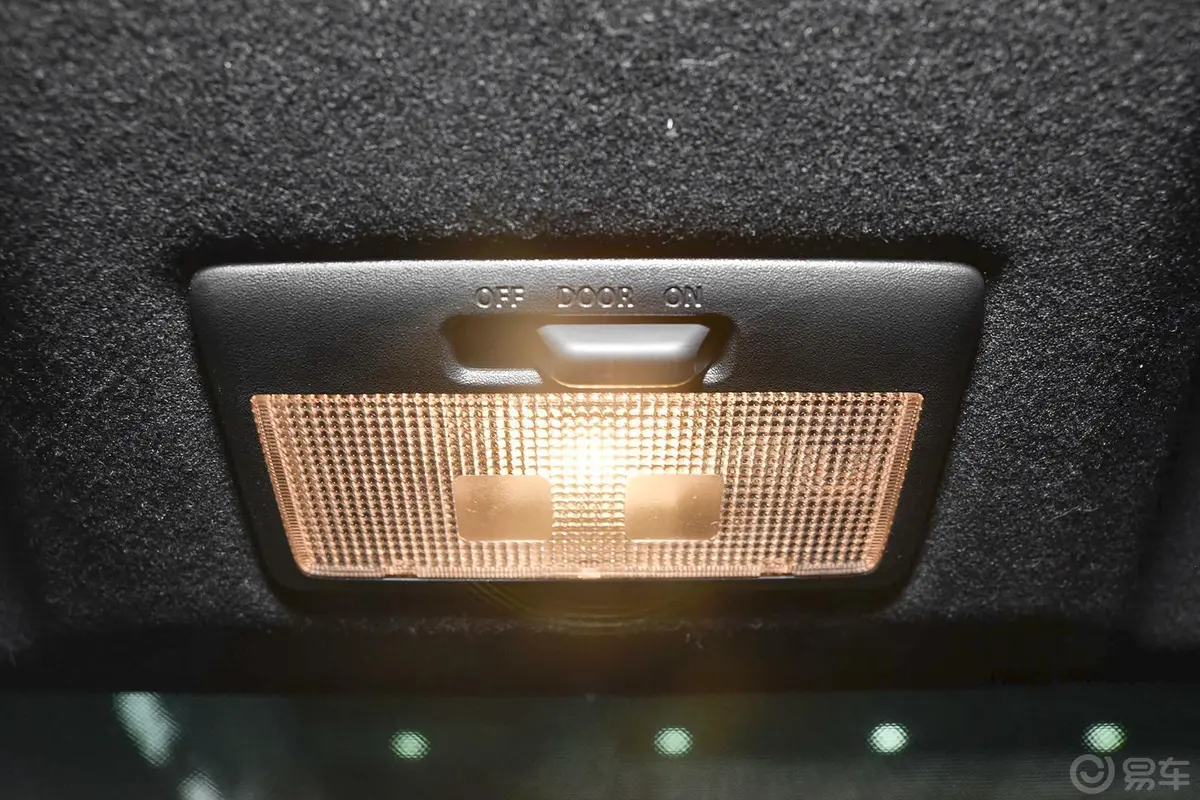 丰田862.0L 自动 豪华型前排车顶中央控制区