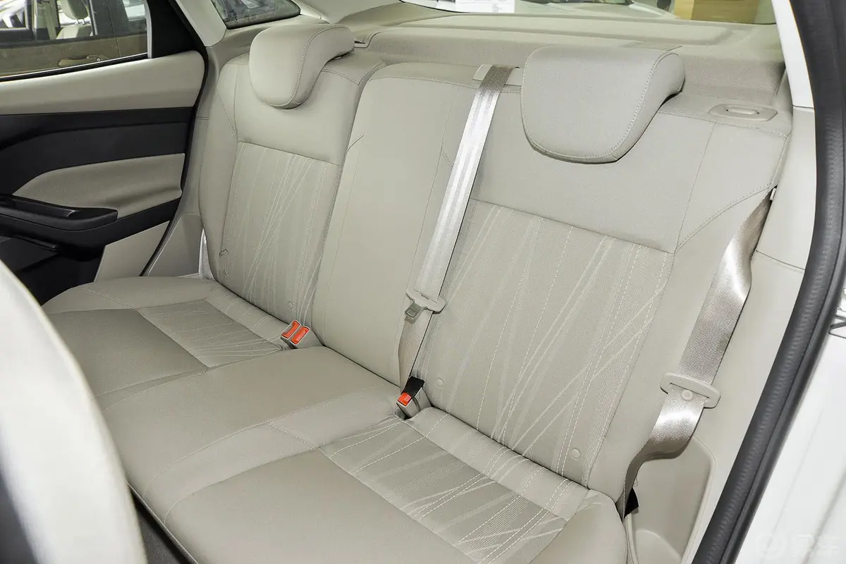 福克斯三厢 1.6L 自动舒适型行李厢开口范围
