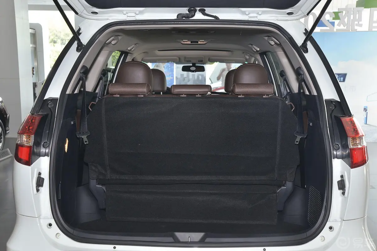 比亚迪M62.4L 双离合豪华版行李箱空间