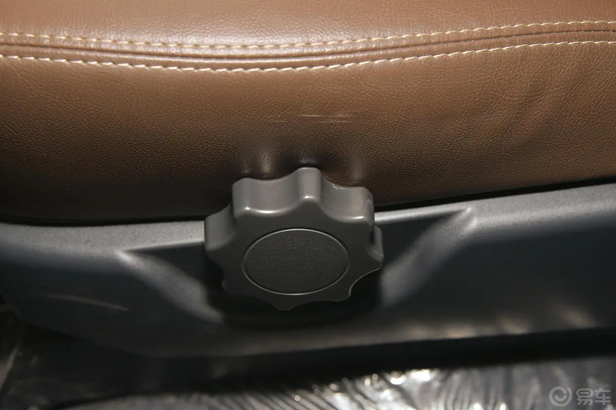 比亚迪M62.4L 双离合豪华版座椅调节键
