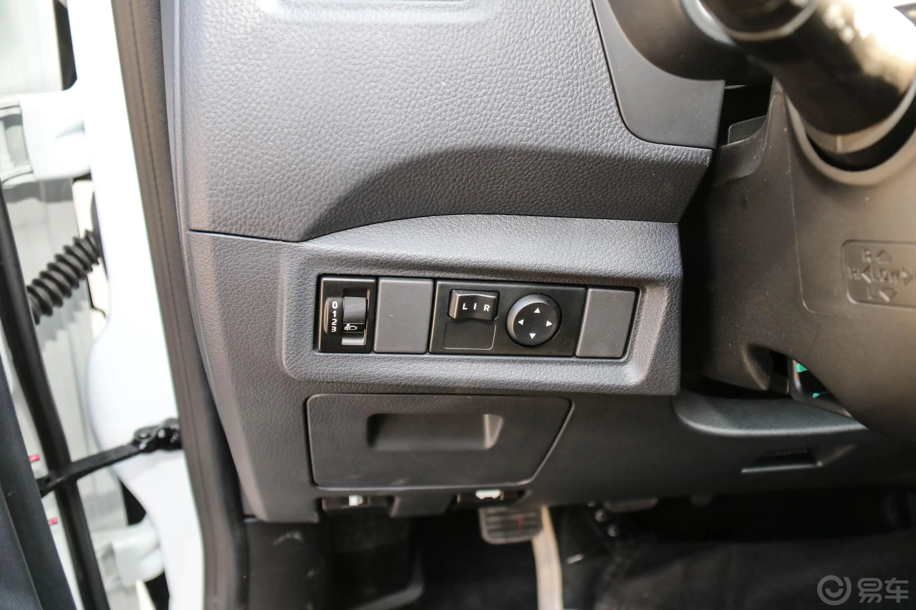 瑞迈2.8T 加长货厢两驱超豪华款外后视镜控制键
