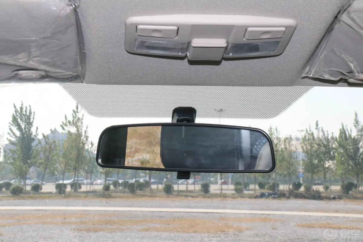 瑞迈2.8T 加长货厢两驱超豪华款内后视镜