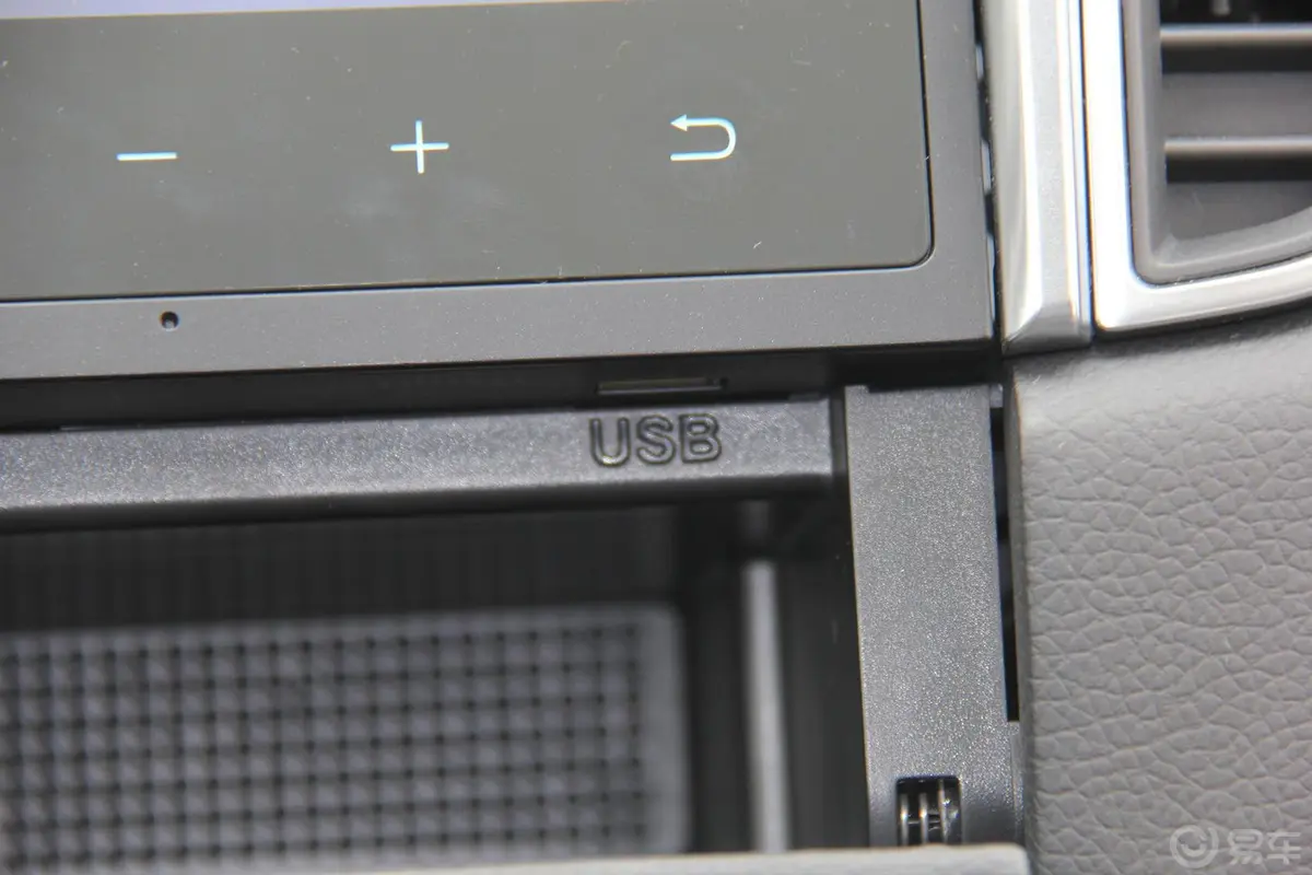 众泰SR92.0T 手动 极致之梦版USB接口