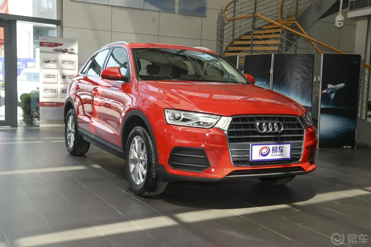 奥迪Q330 TFSI 标准型侧前45度车头向右水平