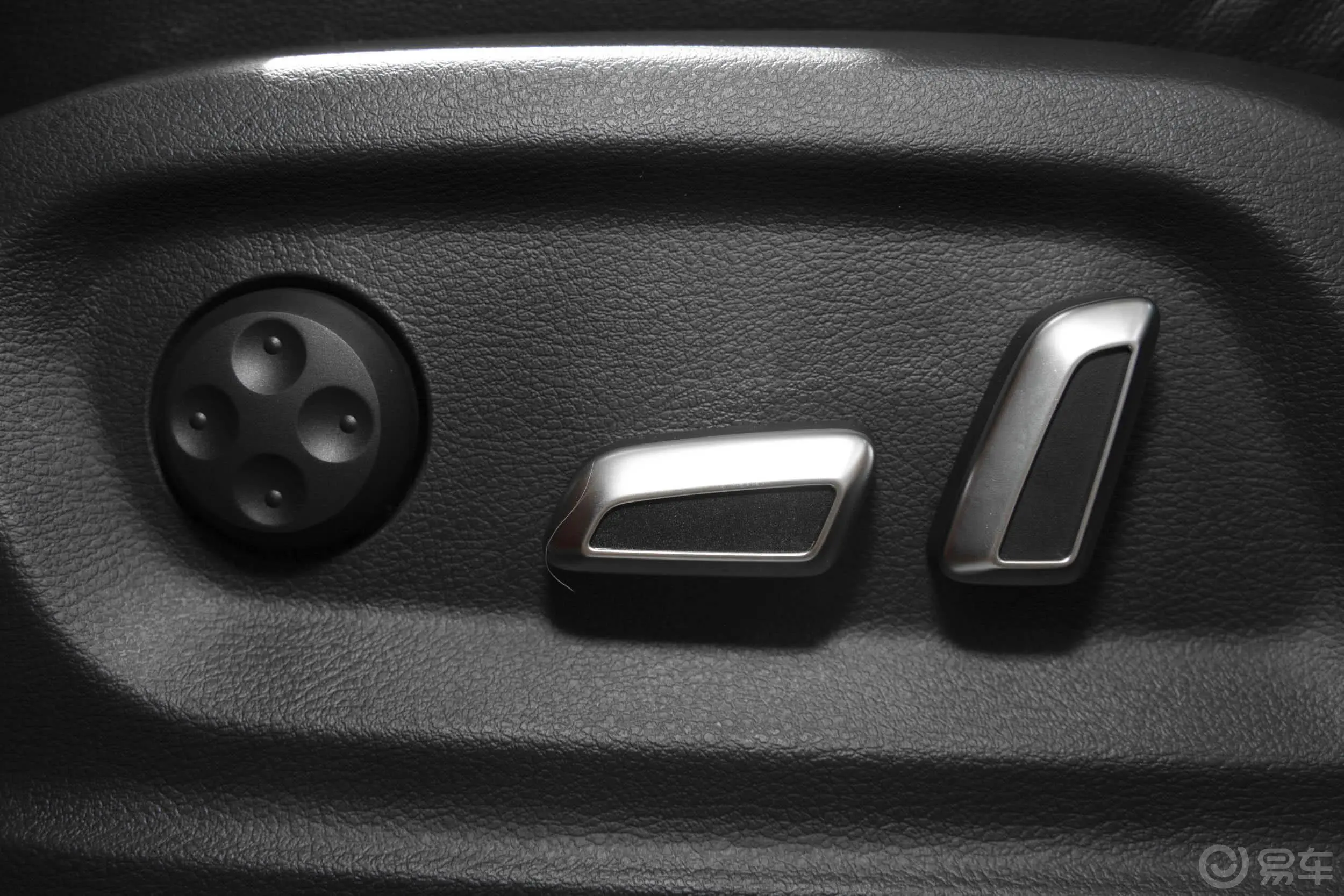 奥迪Q330 TFSI 标准型座椅调节键