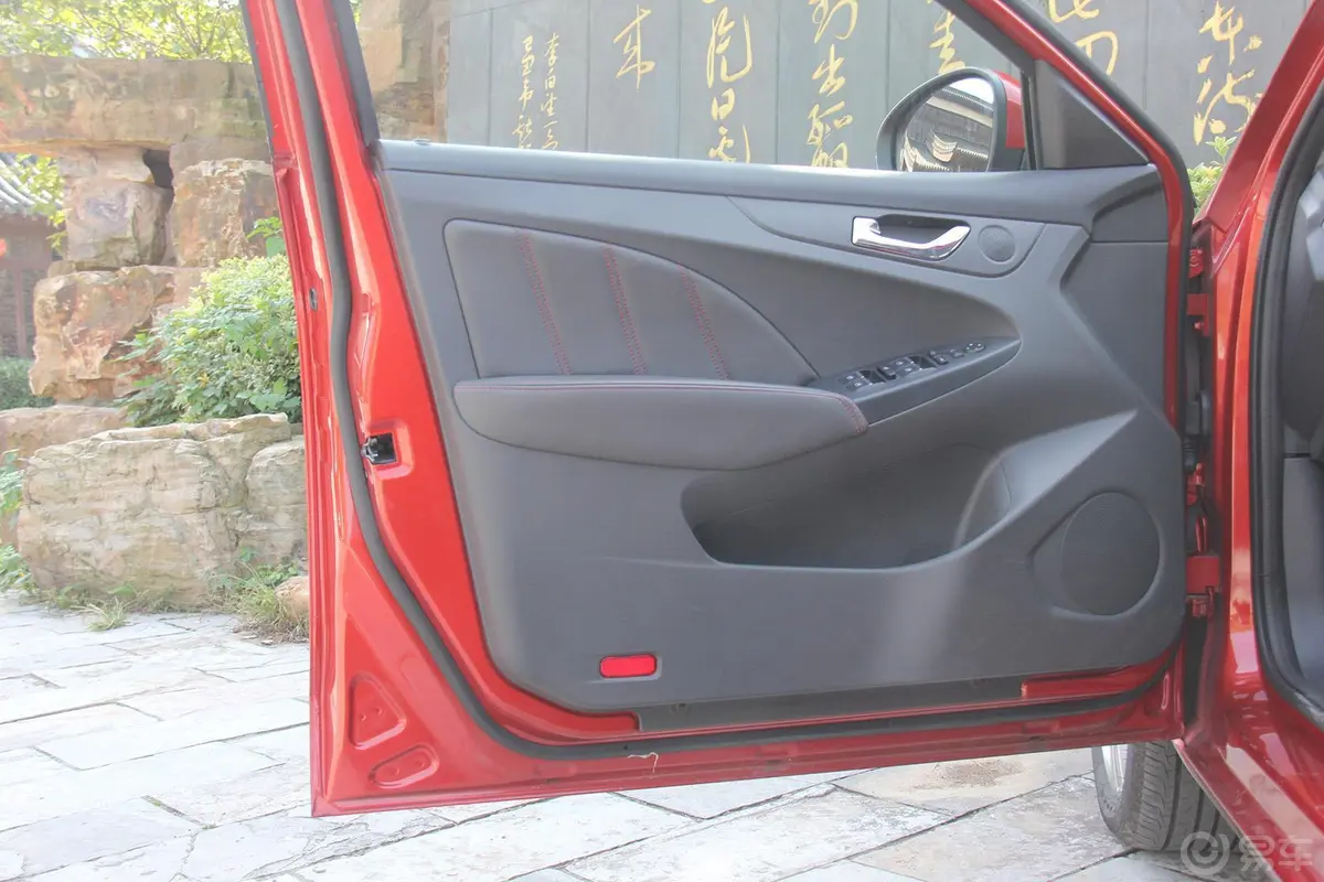 艾瑞泽71.5T 手动 致享版驾驶员侧车门内门板