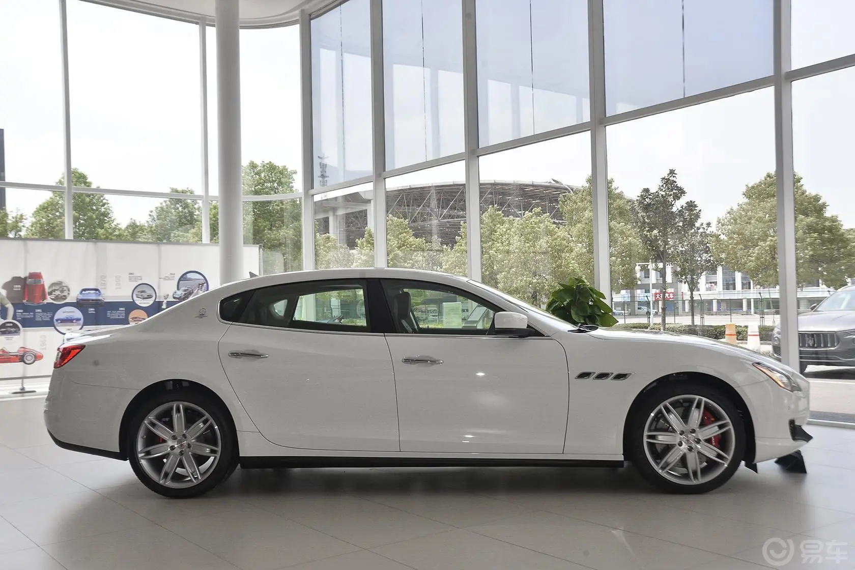 Quattroporte3.8T 标准型正侧车头向右水平