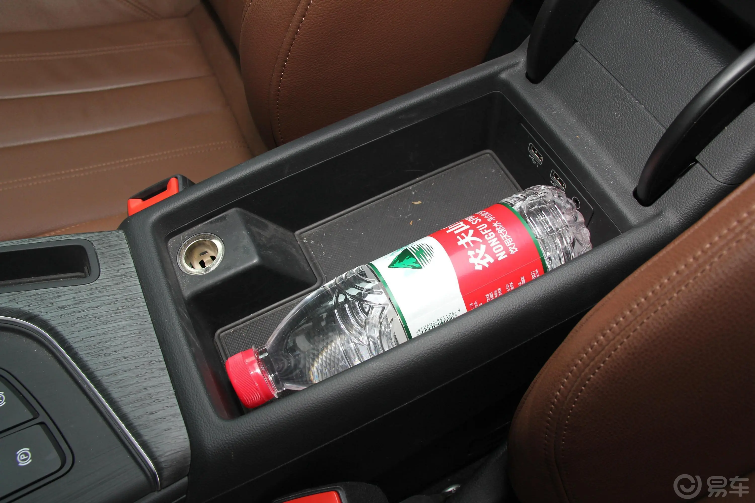 奥迪A4L45 TFSI quattro 风尚型前排扶手箱储物格