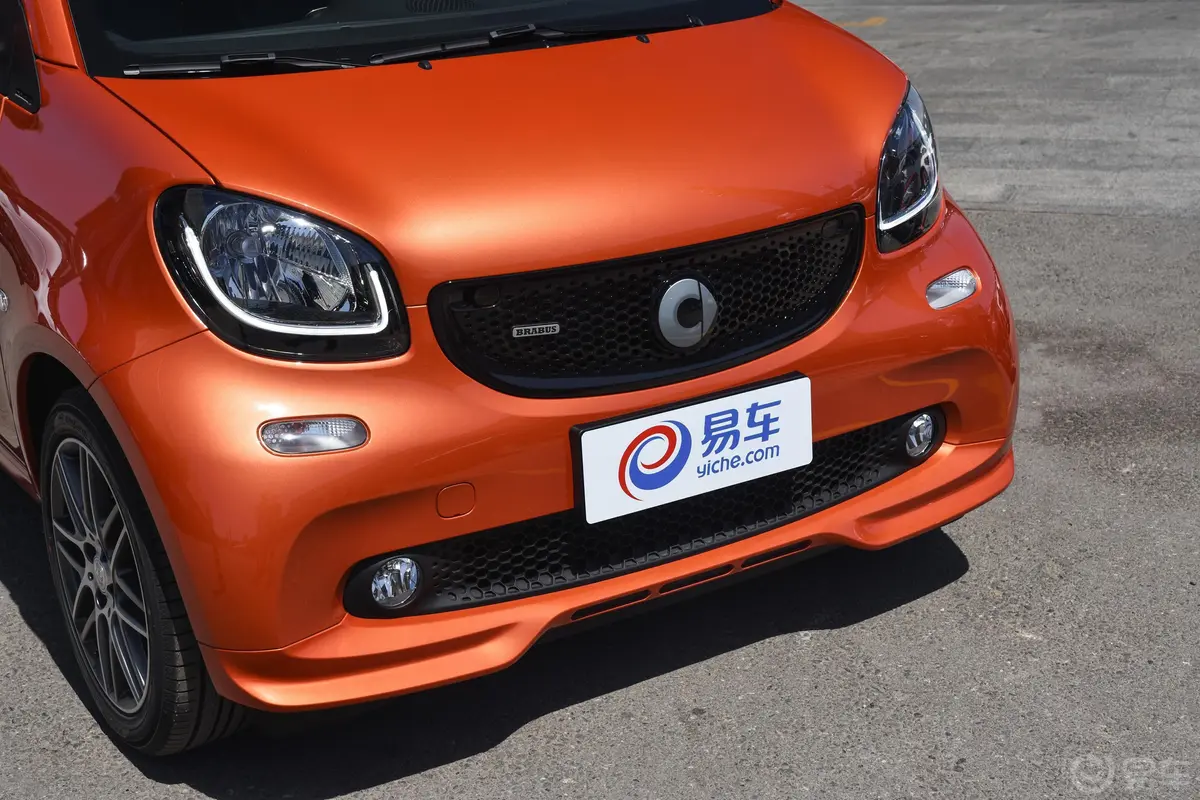 smart fortwo0.9T BRABUS Xclusive前格栅侧俯拍