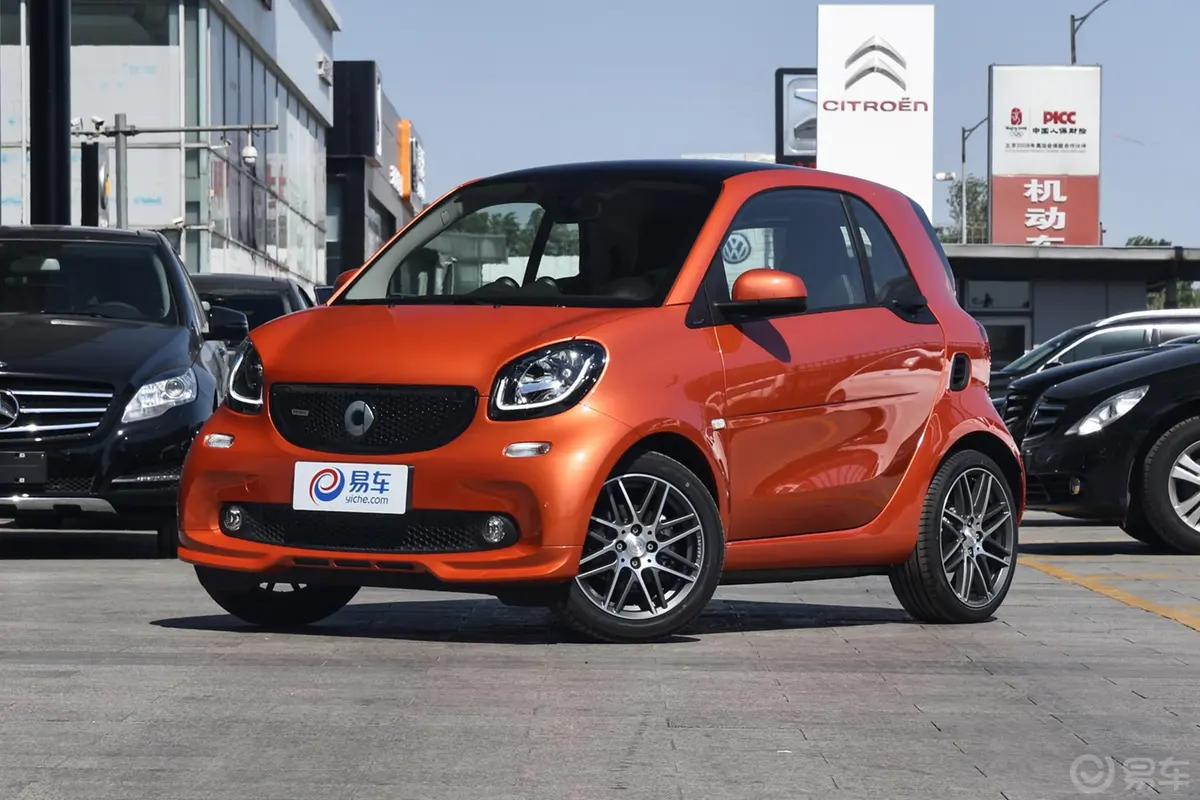 smart fortwo0.9T BRABUS Xclusive侧前45度车头向左水平