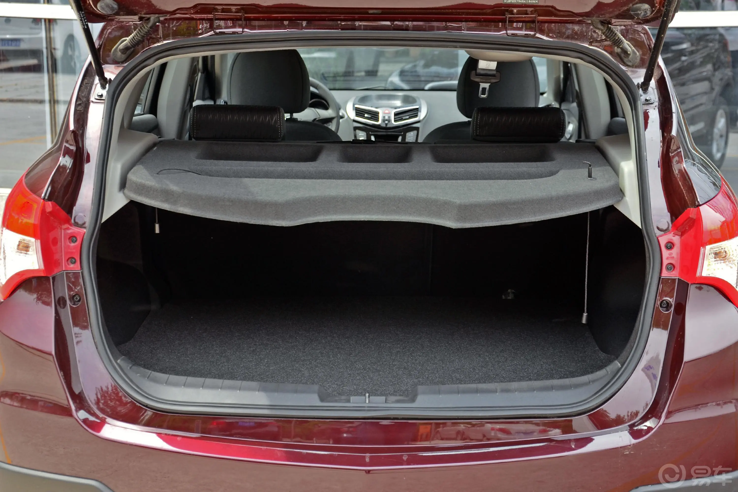 海马S5强动力版 1.6L 手动 舒适版后备厢空间特写
