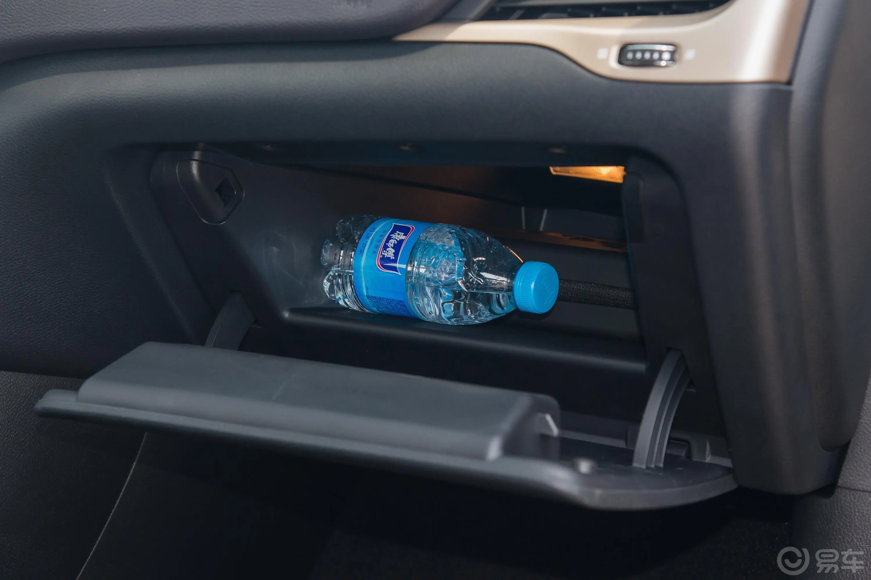 自由光2.0L 两驱 优越版手套箱空间水瓶横置