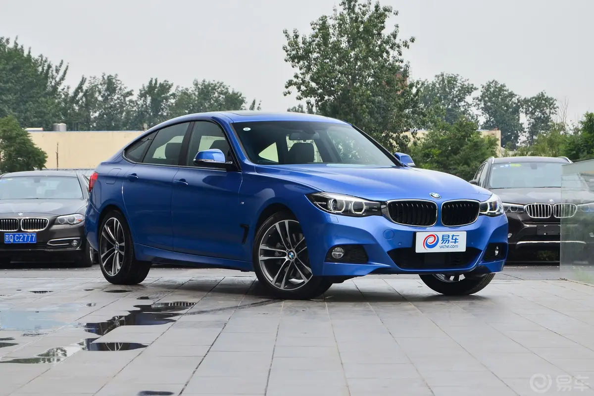 宝马3系GT330i xDrive M运动版侧前45度车头向右水平