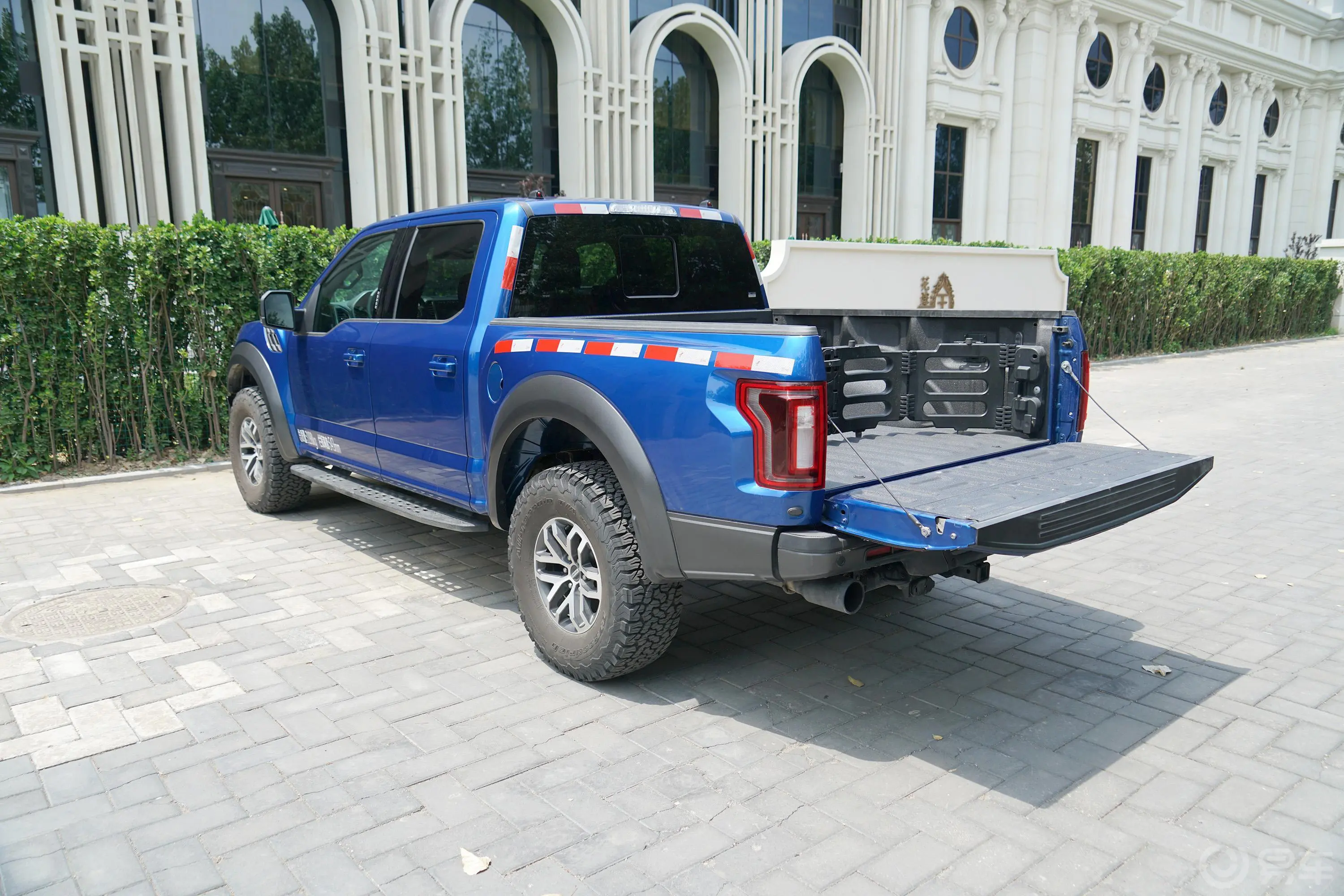 福特F-150F-150 猛禽性能劲化版后备厢开启45度侧拍