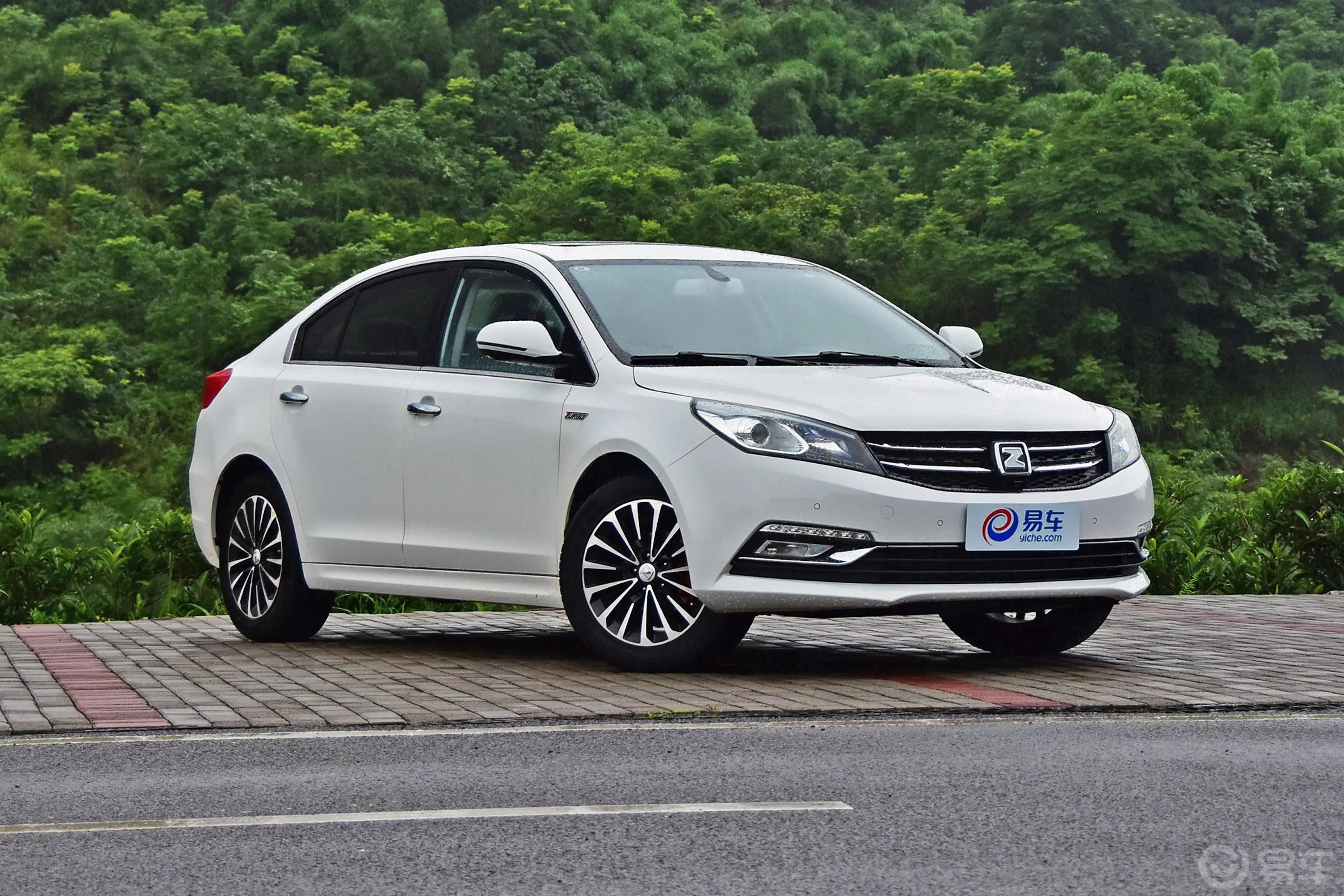 众泰Z5601.5T CVT 旗舰版侧前45度车头向右水平