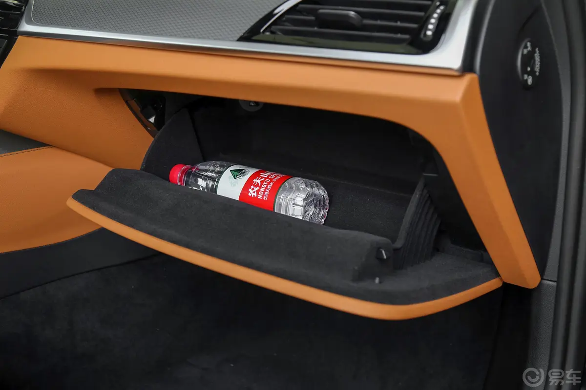 宝马5系530Li 领先版 M运动套装手套箱空间水瓶横置