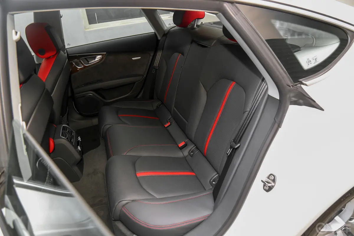奥迪A750 TFSI quattro 舒适版后排座椅