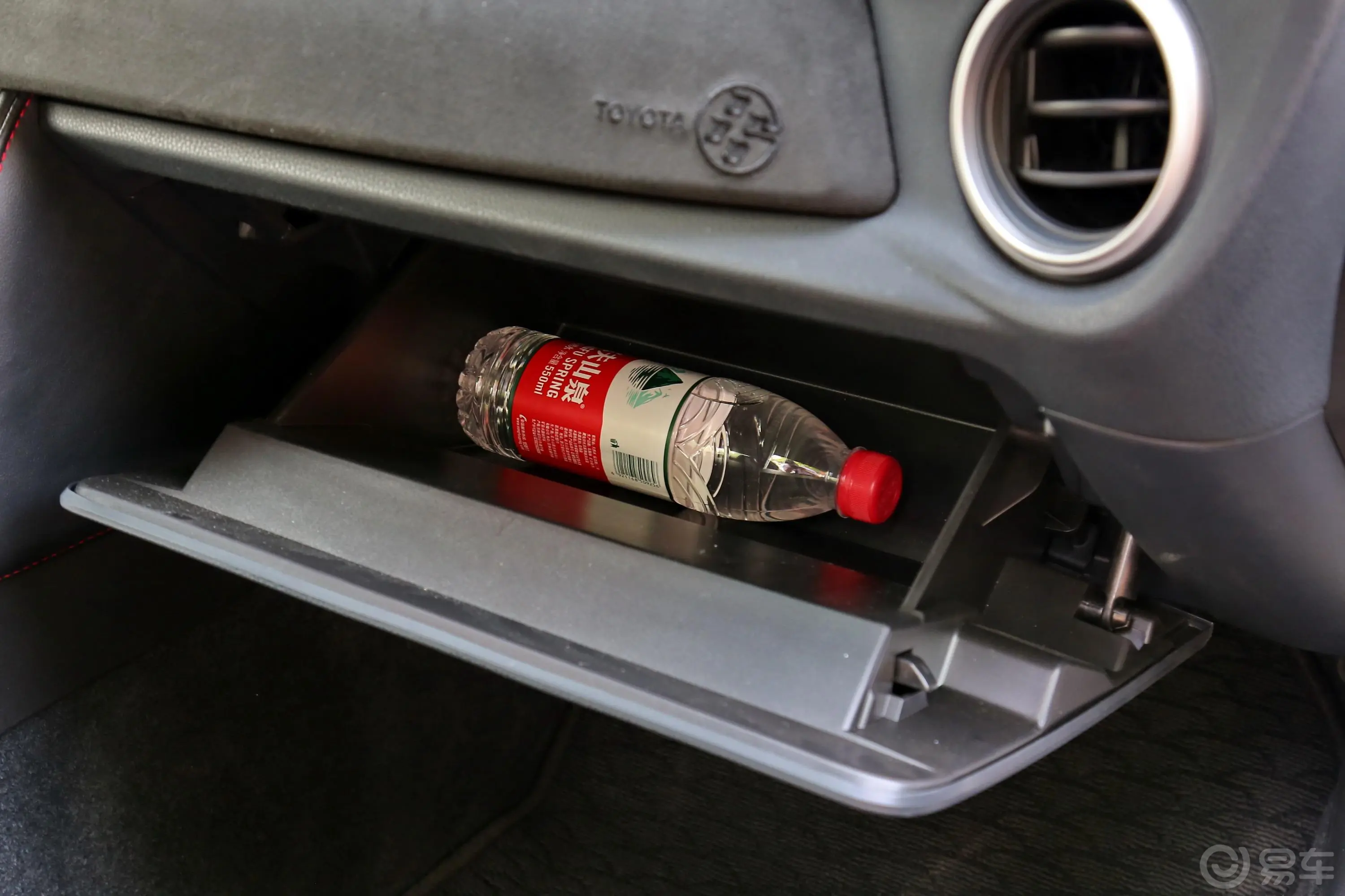 丰田862.0L 手动 豪华版手套箱空间水瓶横置