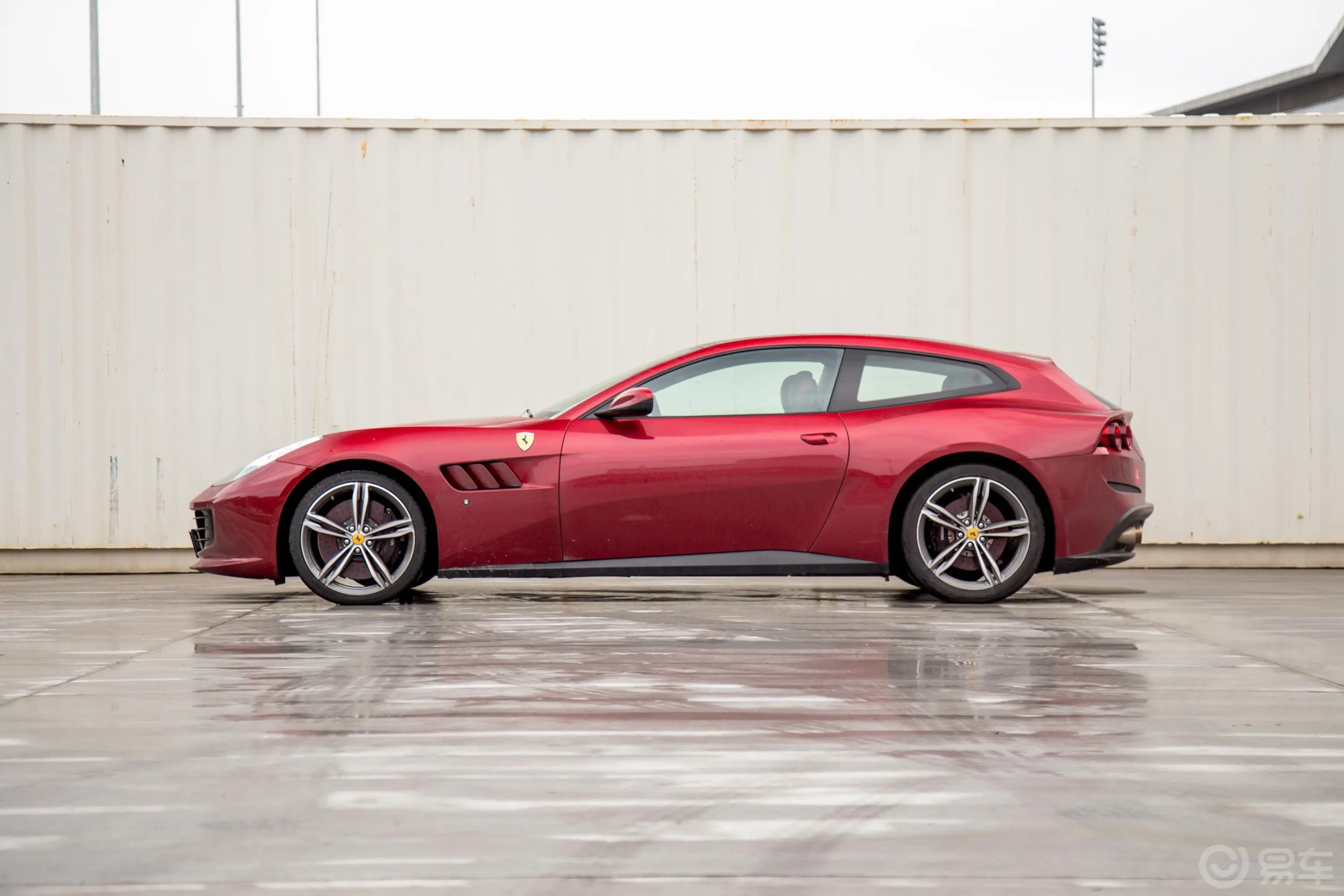 GTC4Lusso6.3L V12正侧车头向左水平