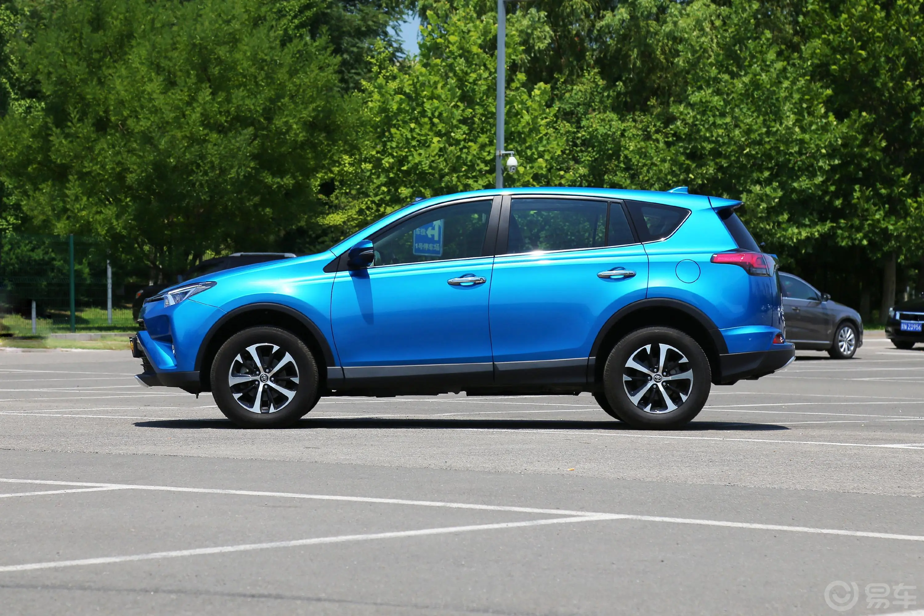 RAV4荣放2.0L CVT 四驱 新锐版 国V正侧车头向左水平