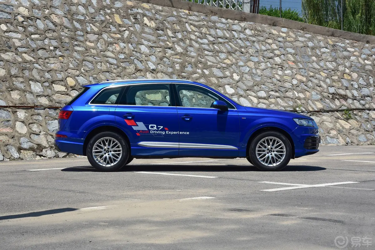 奥迪Q740 TFSI S line 运动版正侧车头向右水平