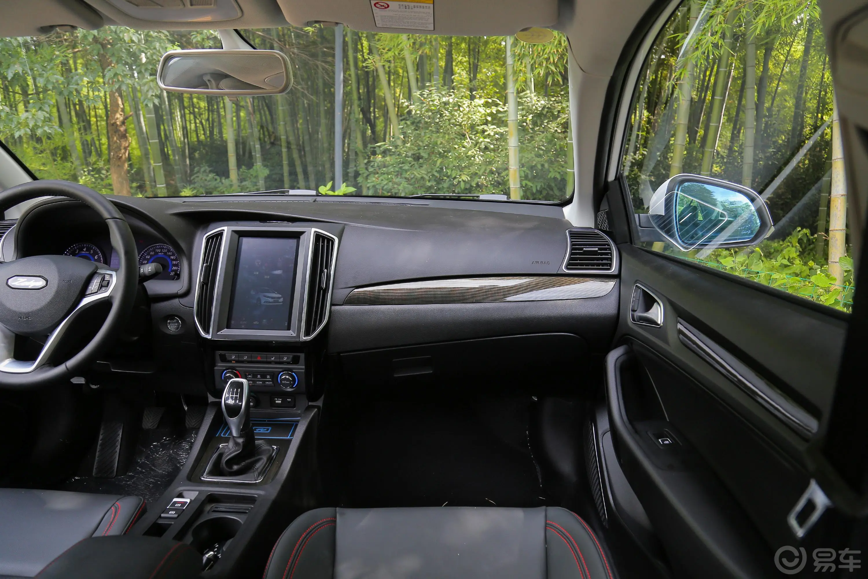 众泰Z3601.5L 手动 尊贵版副驾驶位区域
