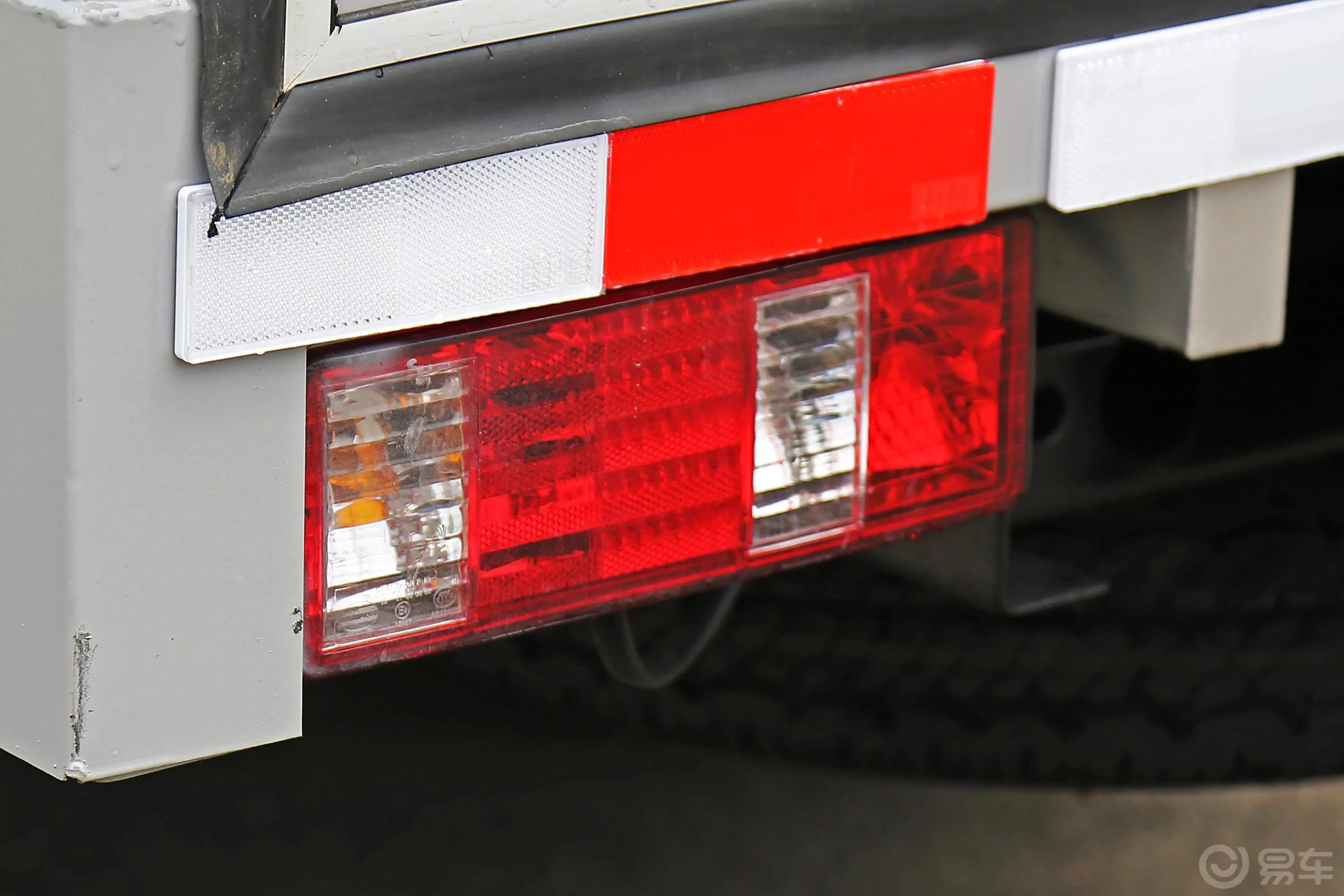 新豹MINI1.3L 汽油DK12单排3050货箱双后轮 国V 厢式车尾灯侧45度俯拍