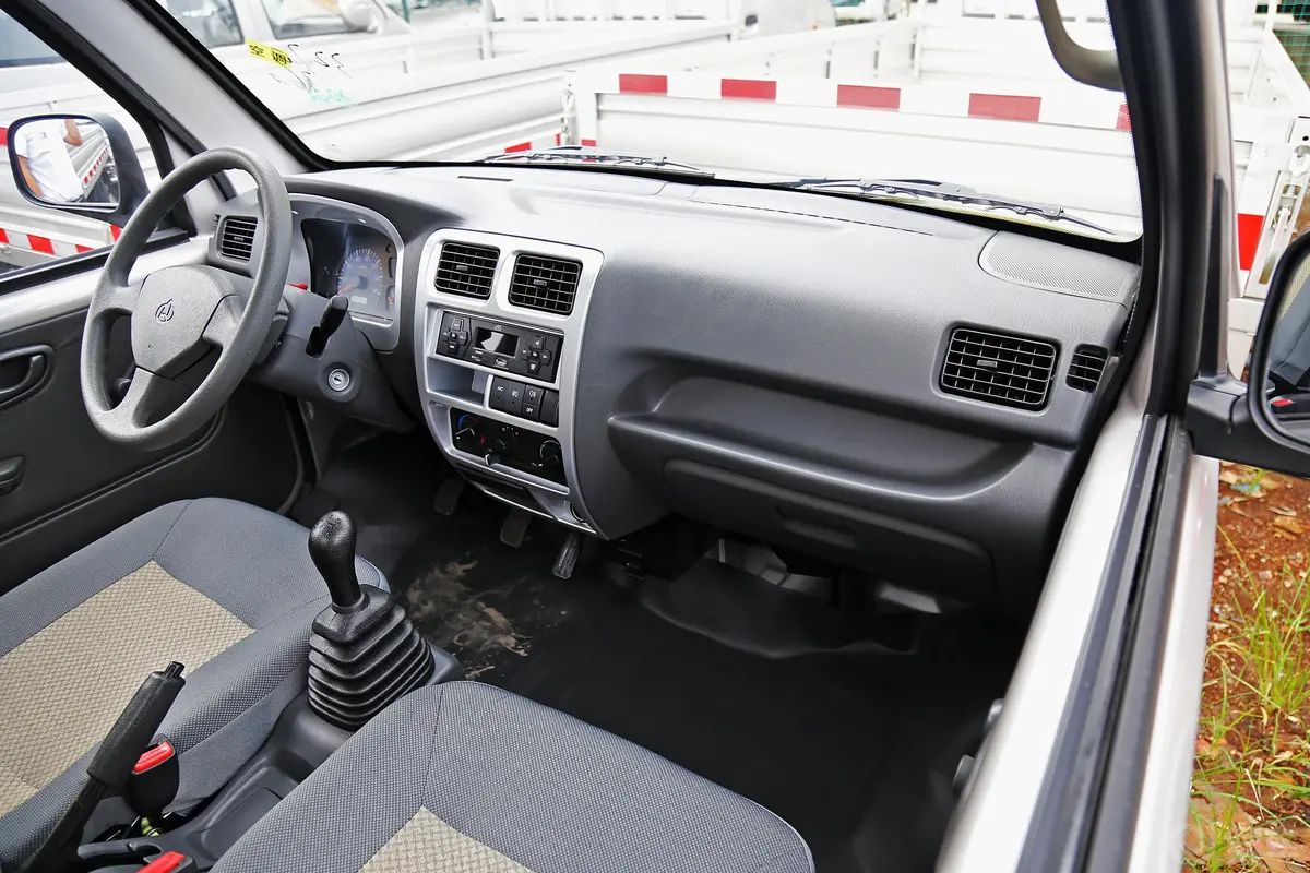 新豹MINI1.3L 汽油DK12单排3050货箱双后轮 国V 厢式车副驾驶位区域