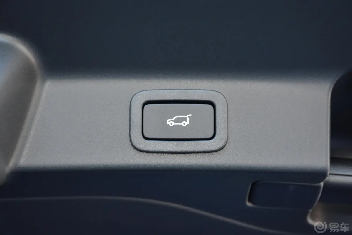 捷豹F-PACE3.0T 四驱 R-SPORT 运动版电动尾门按键(手动扶手)