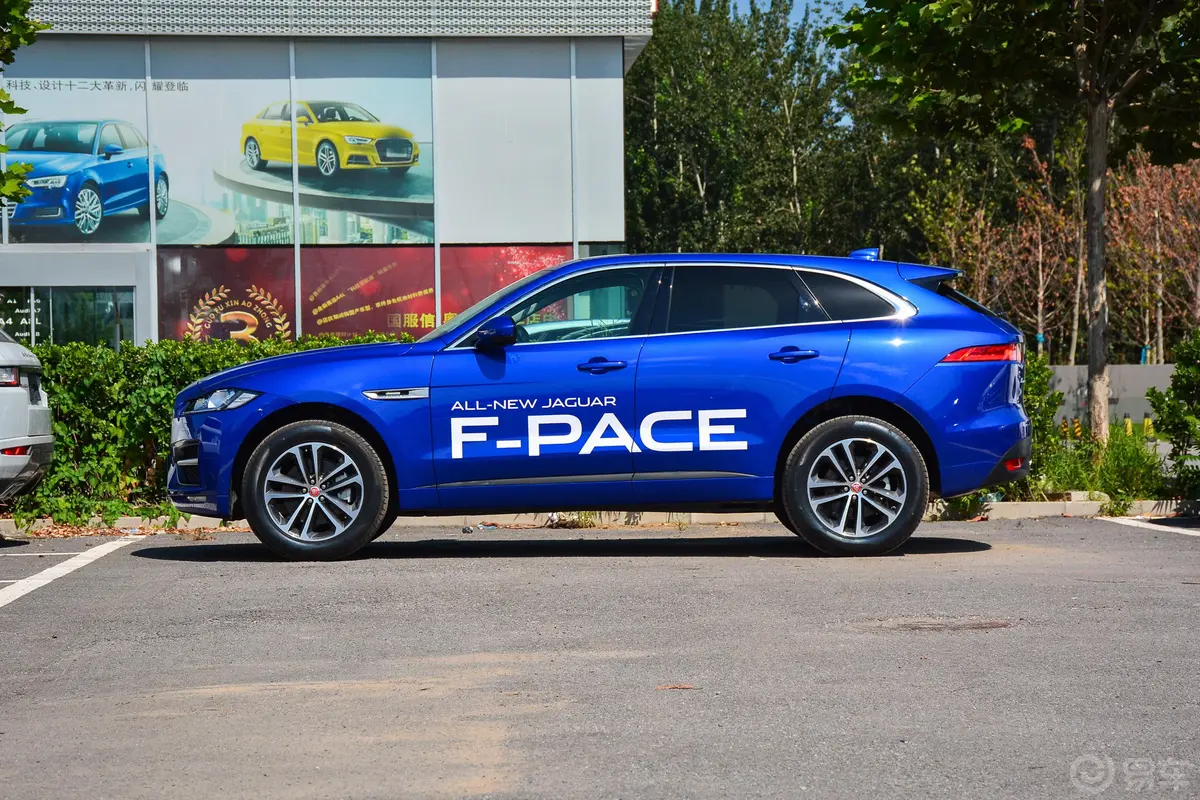 捷豹F-PACE3.0T 四驱 R-SPORT 运动版正侧车头向左水平