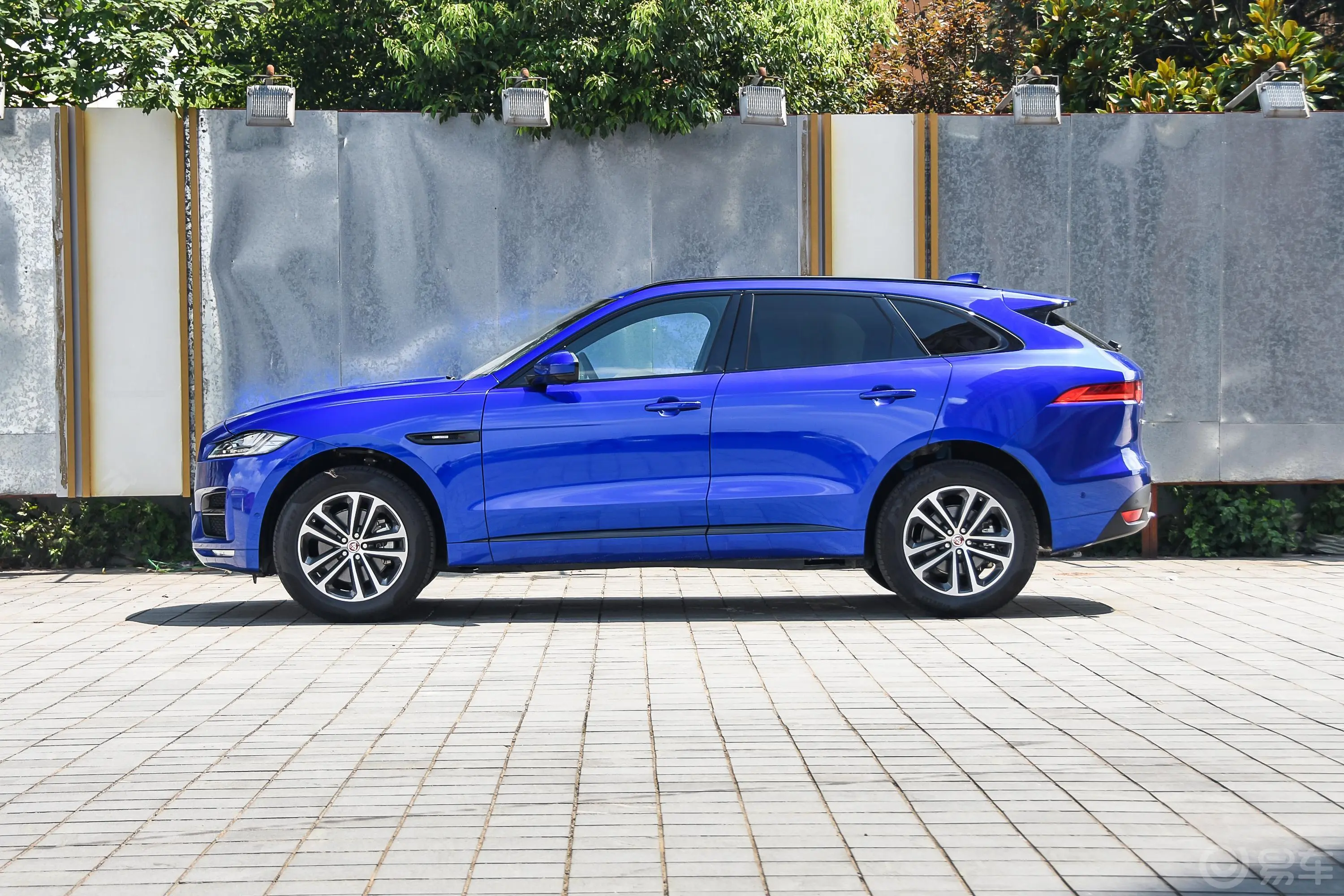 捷豹F-PACE2.0T 四驱 R-SPORT 运动版正侧车头向左水平