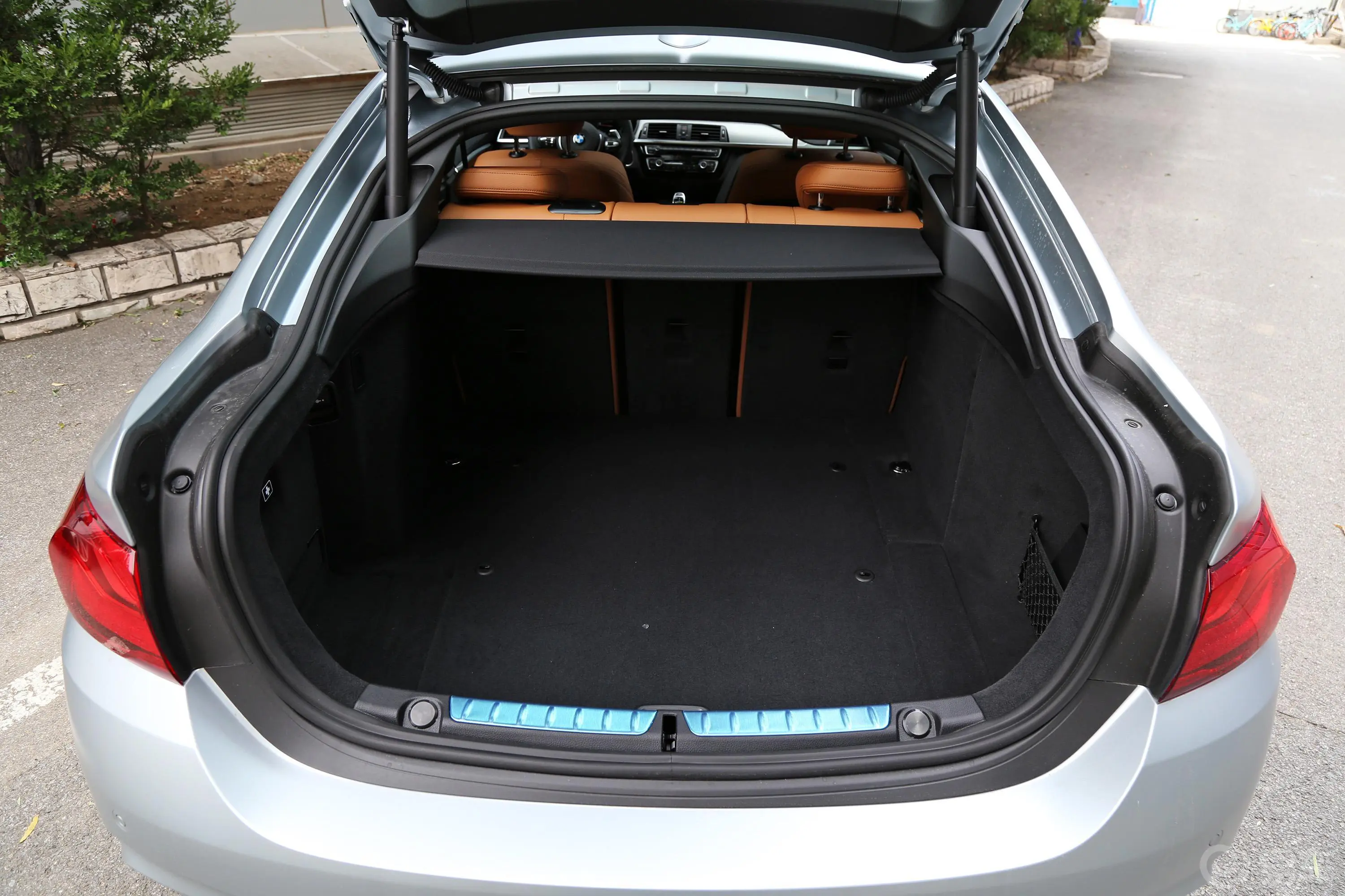 宝马4系四门轿跑 440i xDrive M运动套装后备厢空间特写