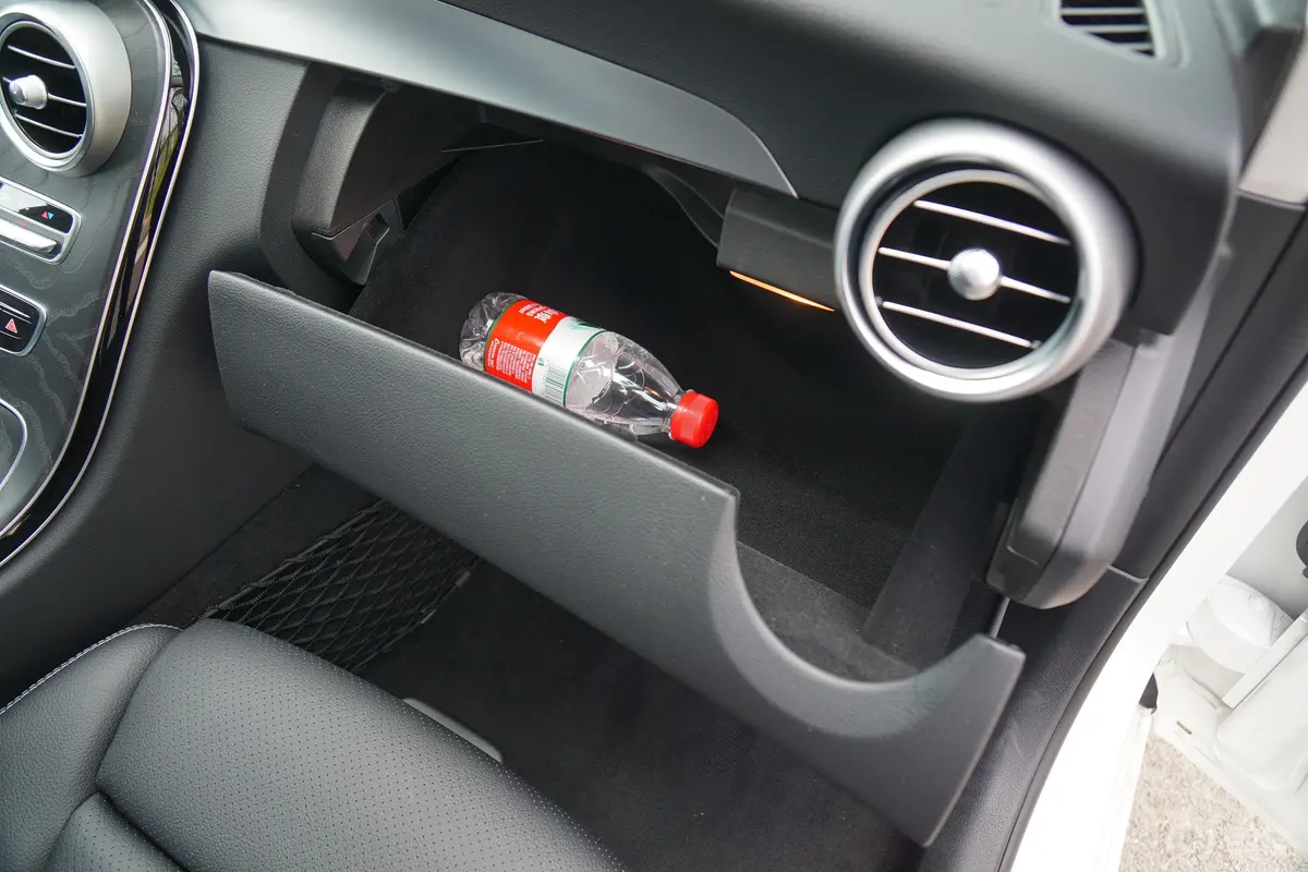 奔驰C级(进口)改款 C 200 4MATIC 旅行轿车手套箱空间水瓶横置