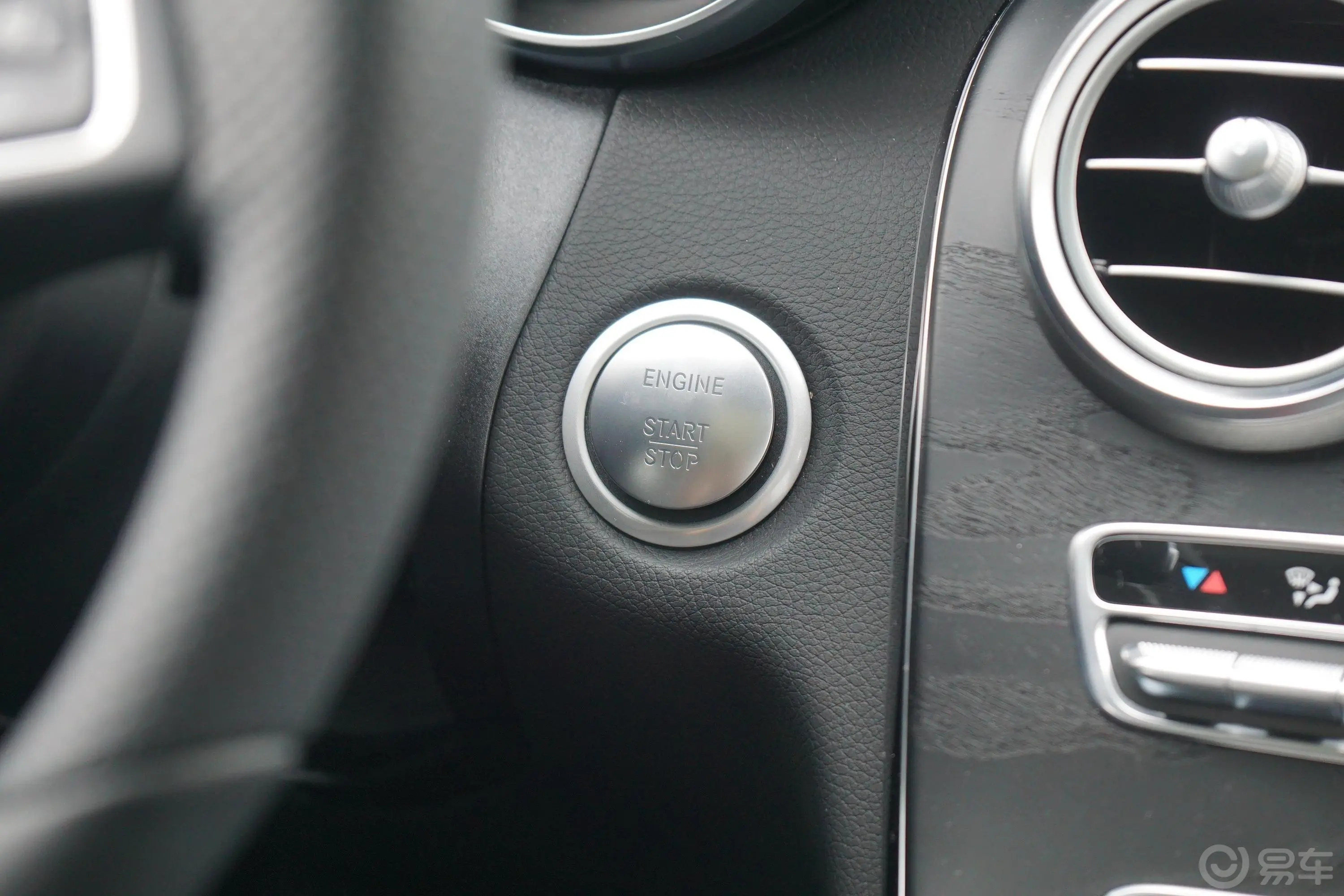 奔驰C级(进口)改款 C 200 4MATIC 旅行轿车钥匙孔或一键启动按键