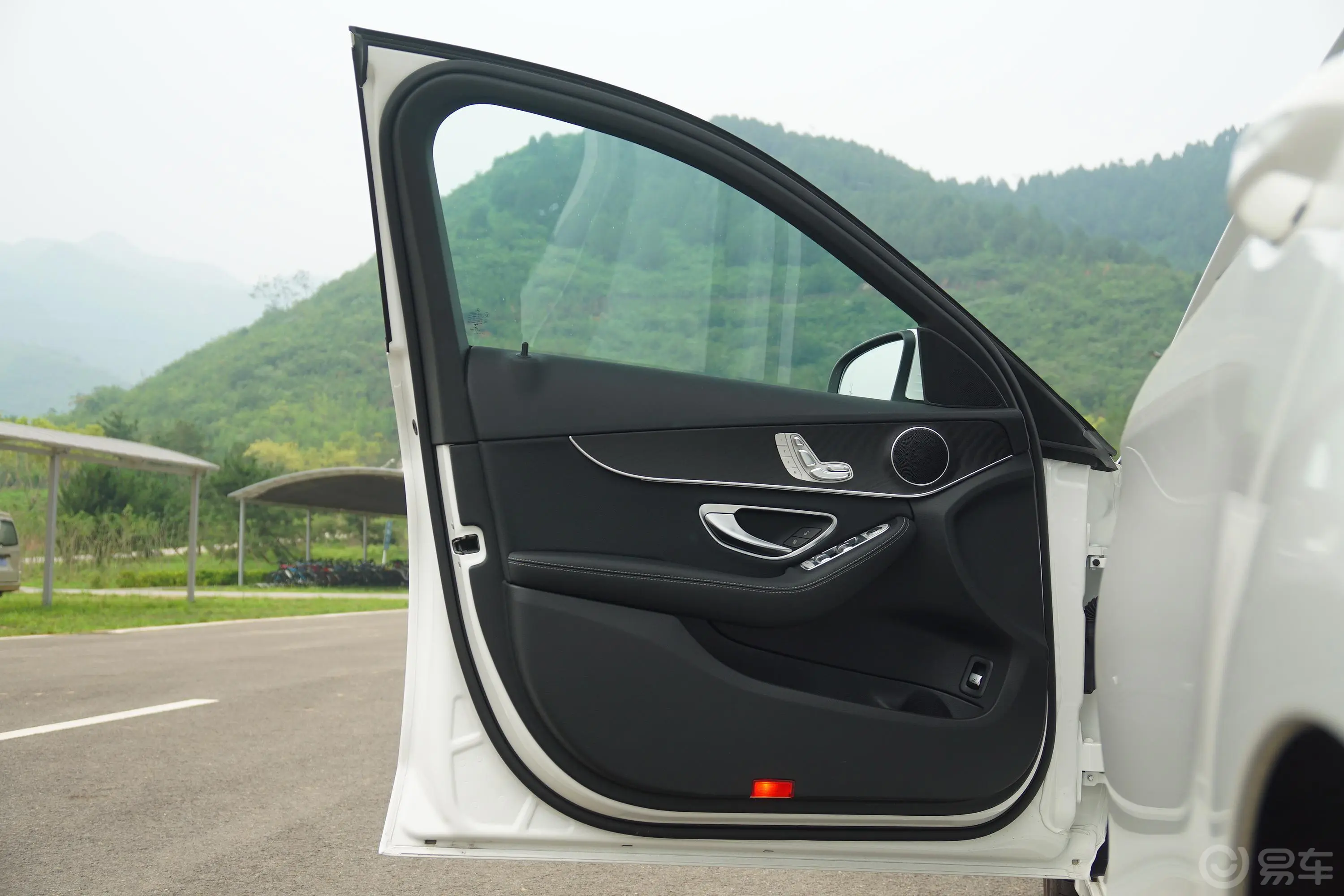 奔驰C级(进口)改款 C 200 4MATIC 旅行轿车驾驶员侧前车门