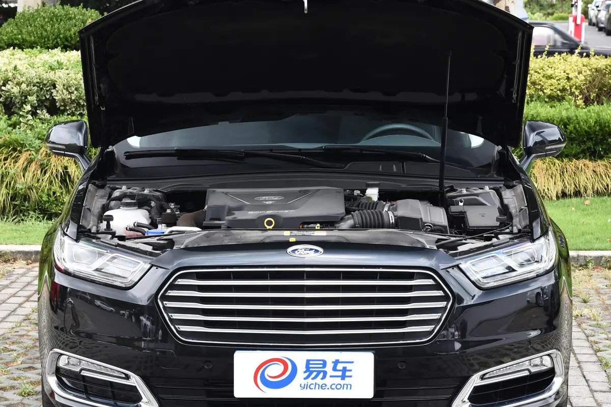 金牛座EcoBoost 325 V6 旗舰版发动机舱整体