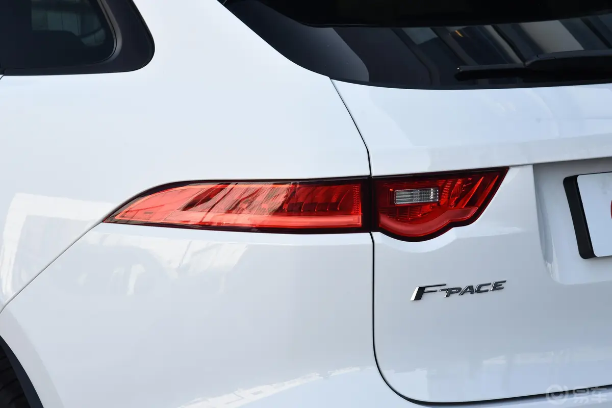 捷豹F-PACE2.0T 两驱 都市尊享版尾灯侧45度俯拍