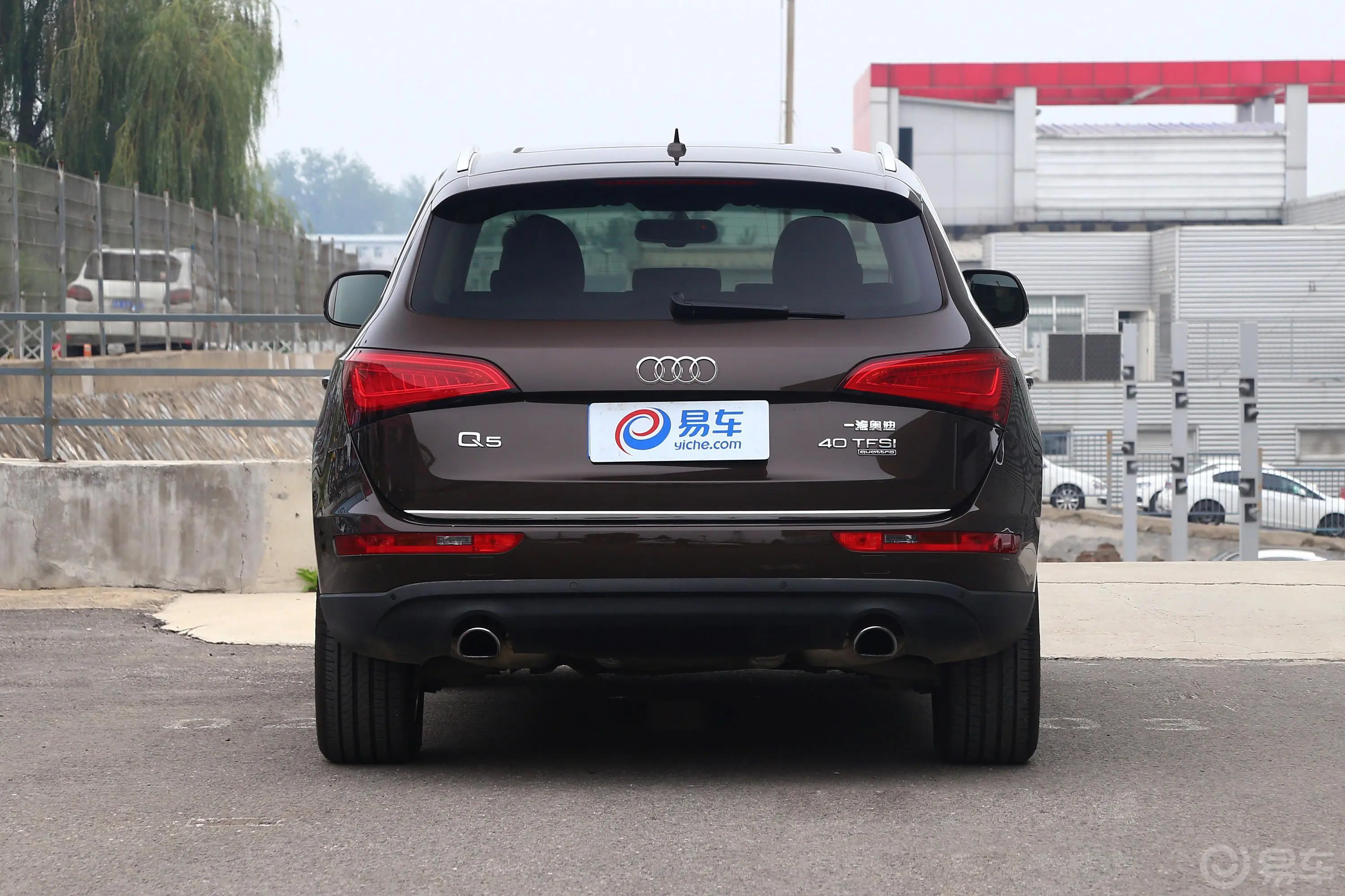 奥迪Q540TFSI 舒适版正后水平