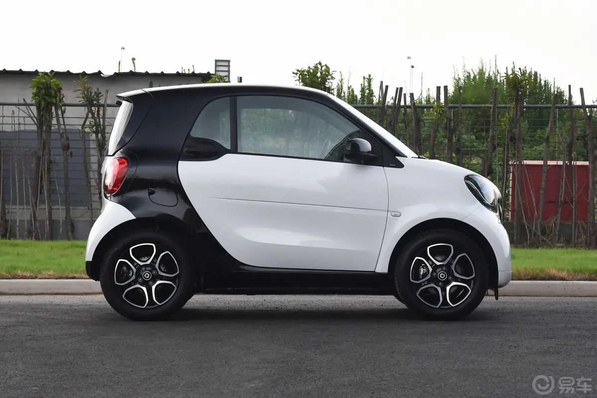 smart fortwo0.9T 66千瓦硬顶锋型版正侧车头向右水平