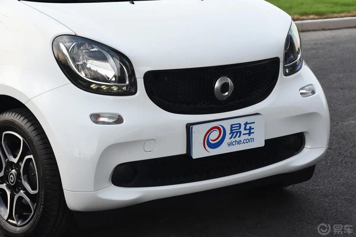 smart fortwo0.9T 66千瓦硬顶锋型版前格栅侧俯拍