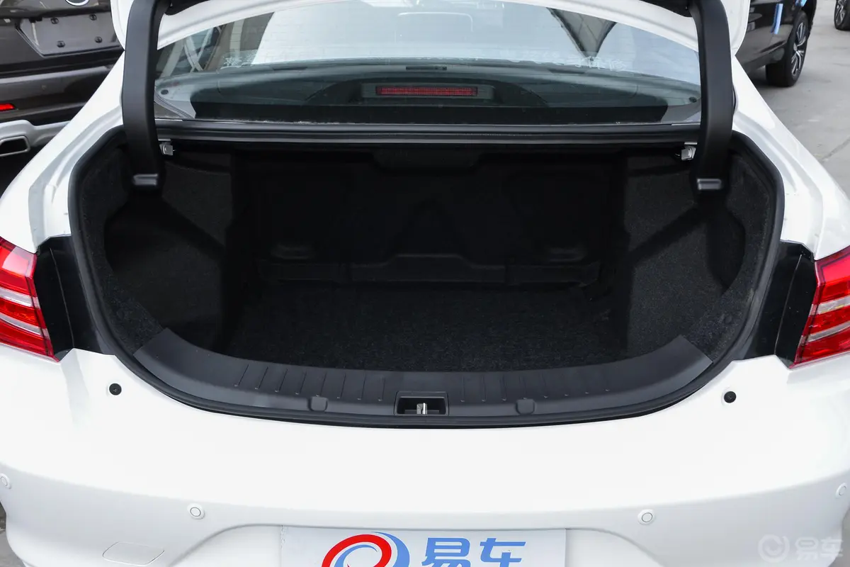 秦新能源EV300 精英版后备厢空间特写