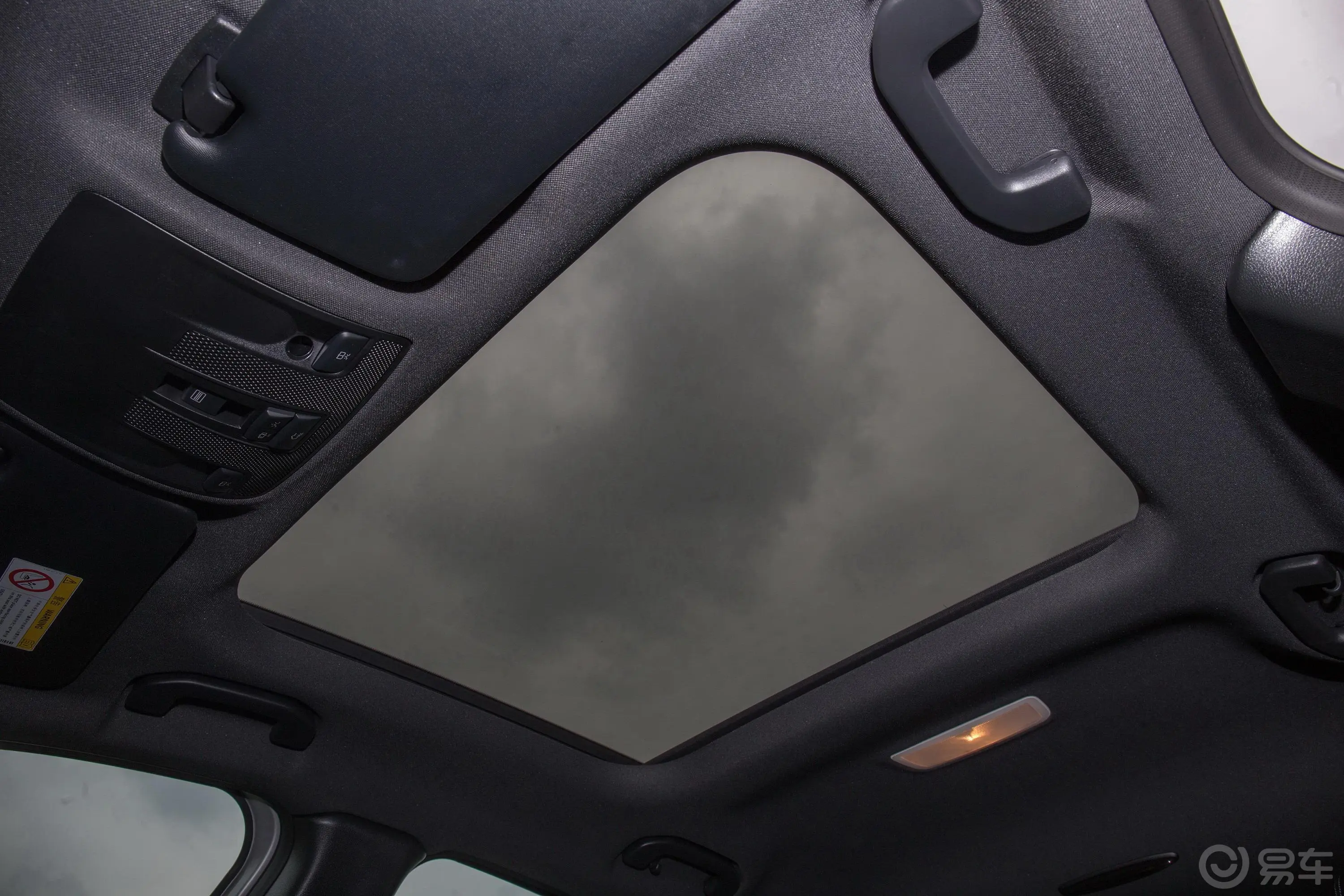 奔驰A级(进口)改款 A 200 动感版天窗内拍关闭