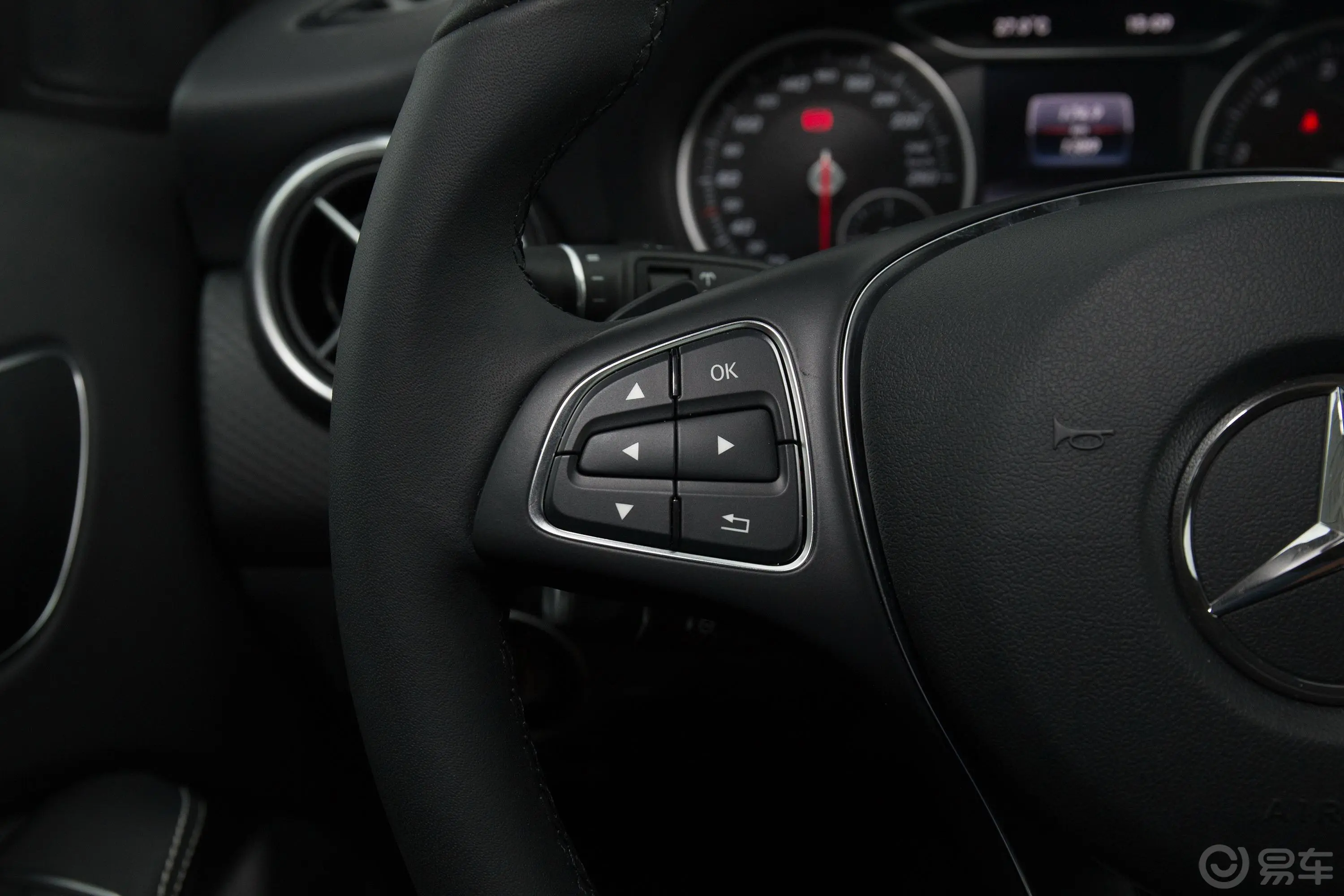 奔驰A级(进口)改款 A 200 动感版左侧方向盘功能按键