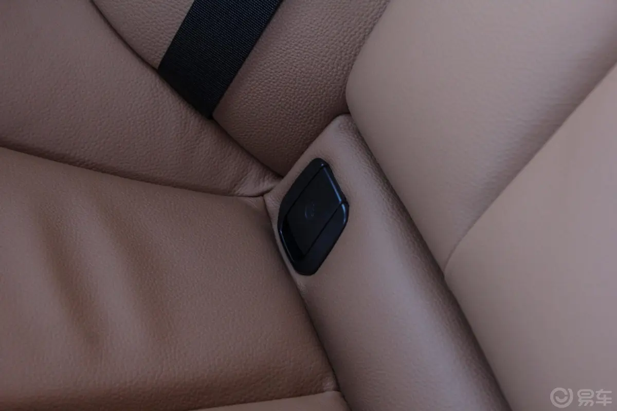 宝马3系330Li xDrive 豪华套装儿童座椅接口