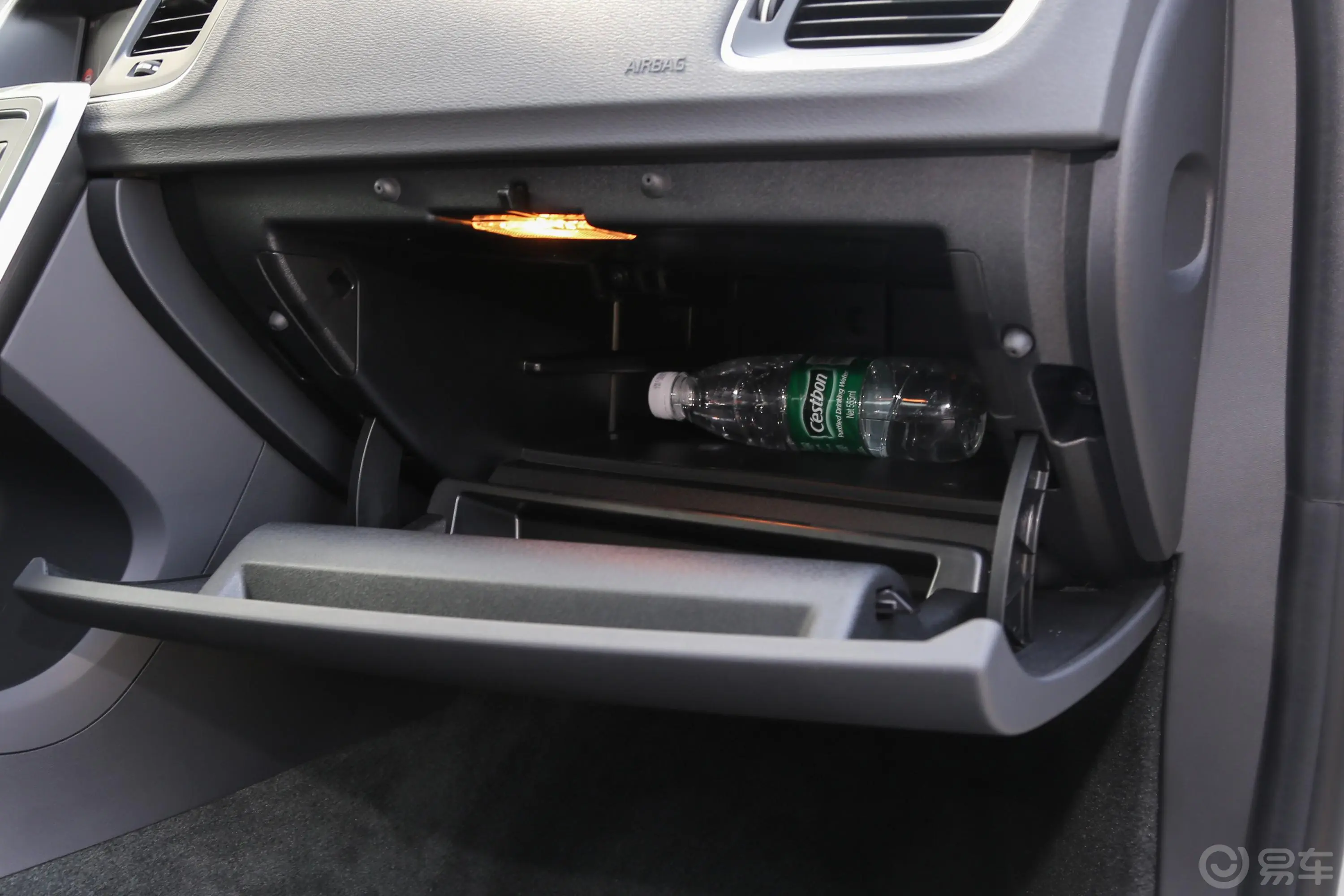 沃尔沃S60S60L T4 智远版手套箱空间水瓶横置